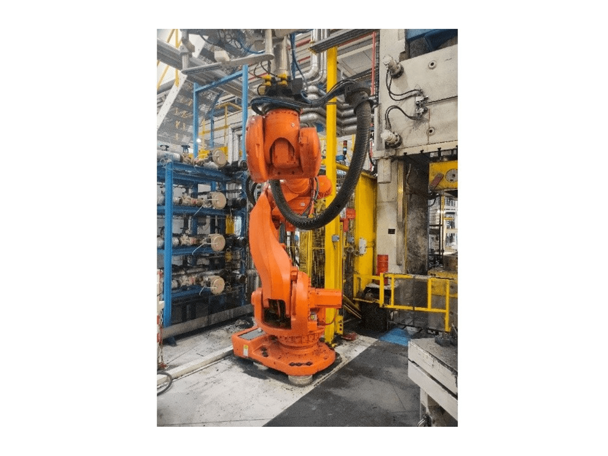 Vooraanzicht van ABB IRC5 M2004 machine