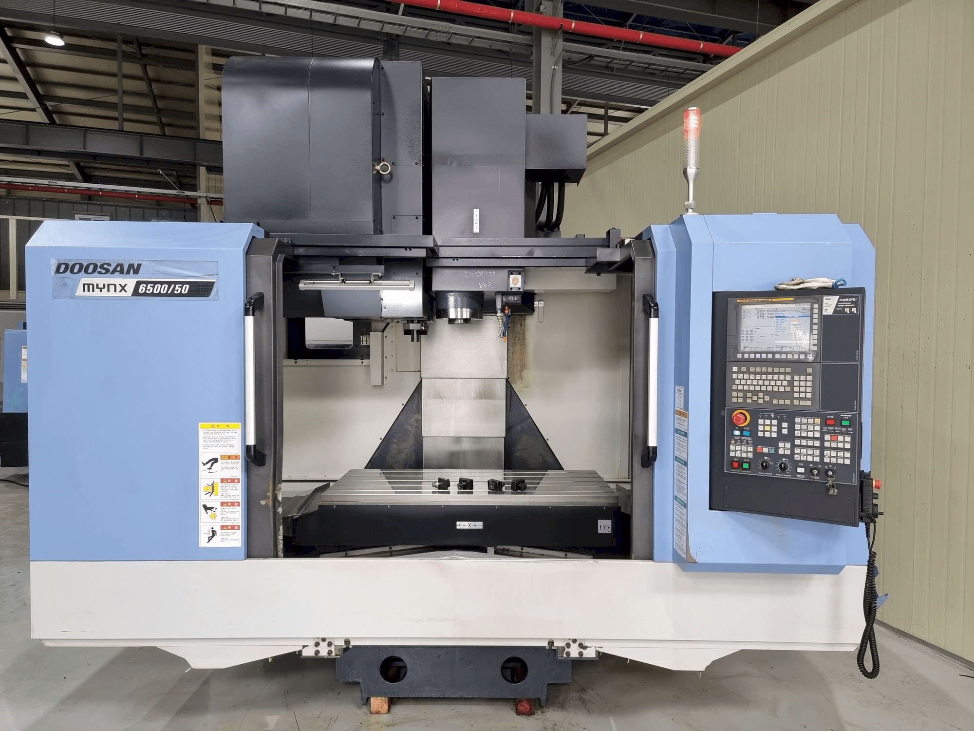 Vooraanzicht van Doosan MYNX 6500/50 machine