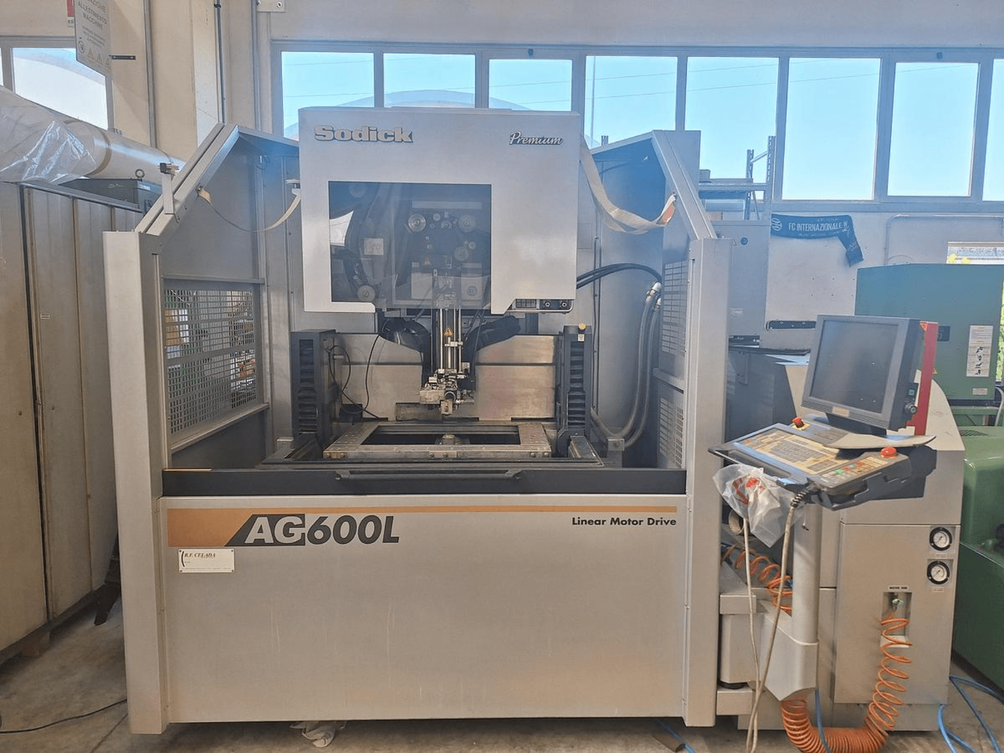 Sodick AG 600 L draadvonkmachine in vooraanzicht, met bedieningspaneel en lineaire motoraandrijving.
