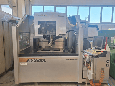 Sodick AG 600 L draadvonkmachine in vooraanzicht, met bedieningspaneel en lineaire motoraandrijving.