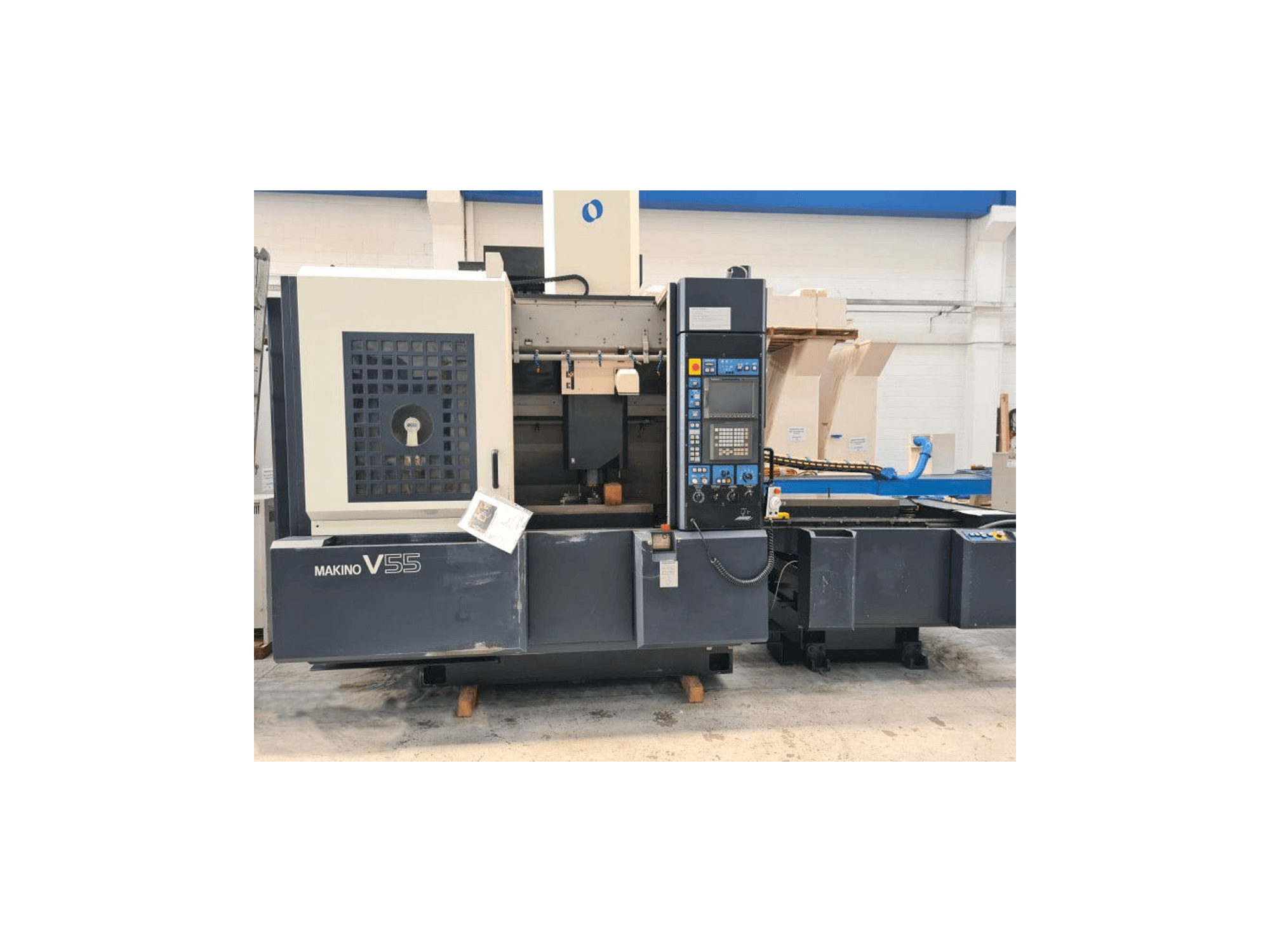 Vooraanzicht van Makino V55 machine