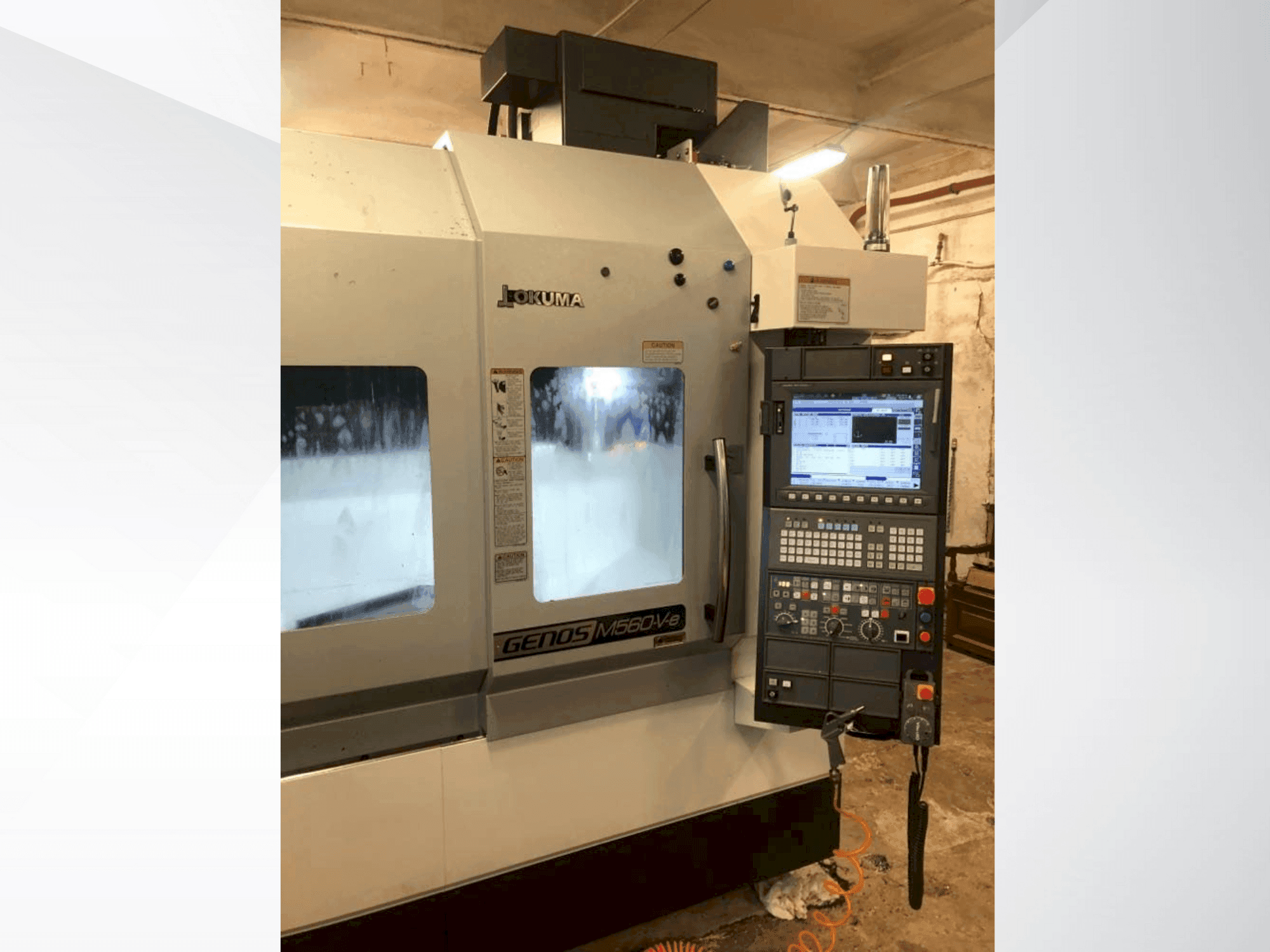 Vooraanzicht van Okuma GENOS M560-V-e machine