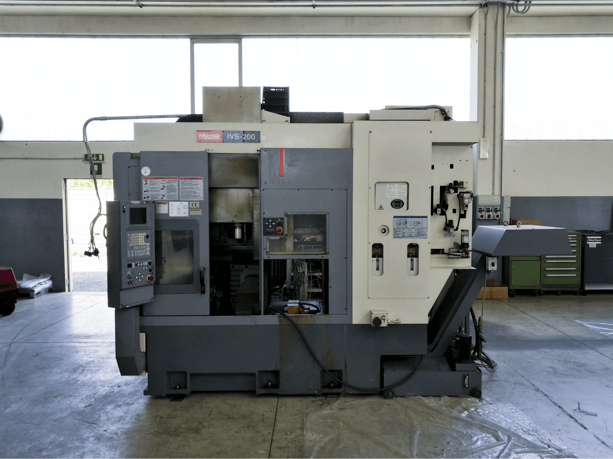 Recht aanzicht van Mazak IVS-200 machine