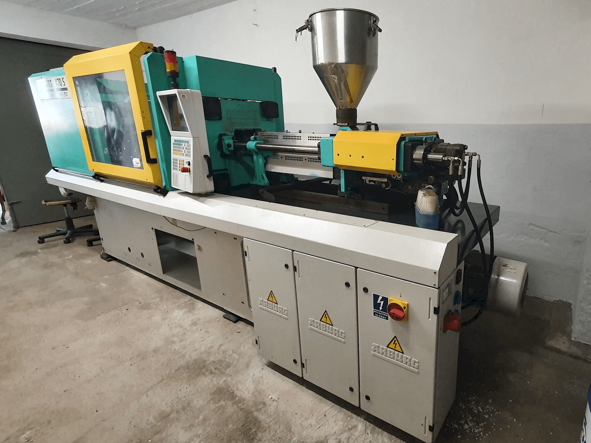 Vooraanzicht van Arburg 470s ALLROUNDER 1300-350 machine