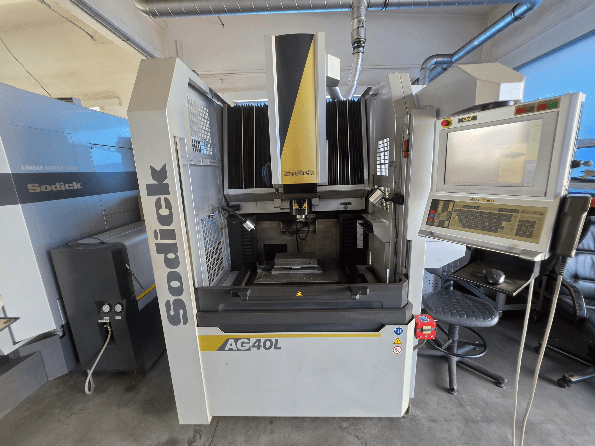 Sodick AG40L LN2 zinkvonkmachine, vooraanzicht met bedieningspaneel, lineaire motoraandrijving en werkstukhouder zichtbaar.