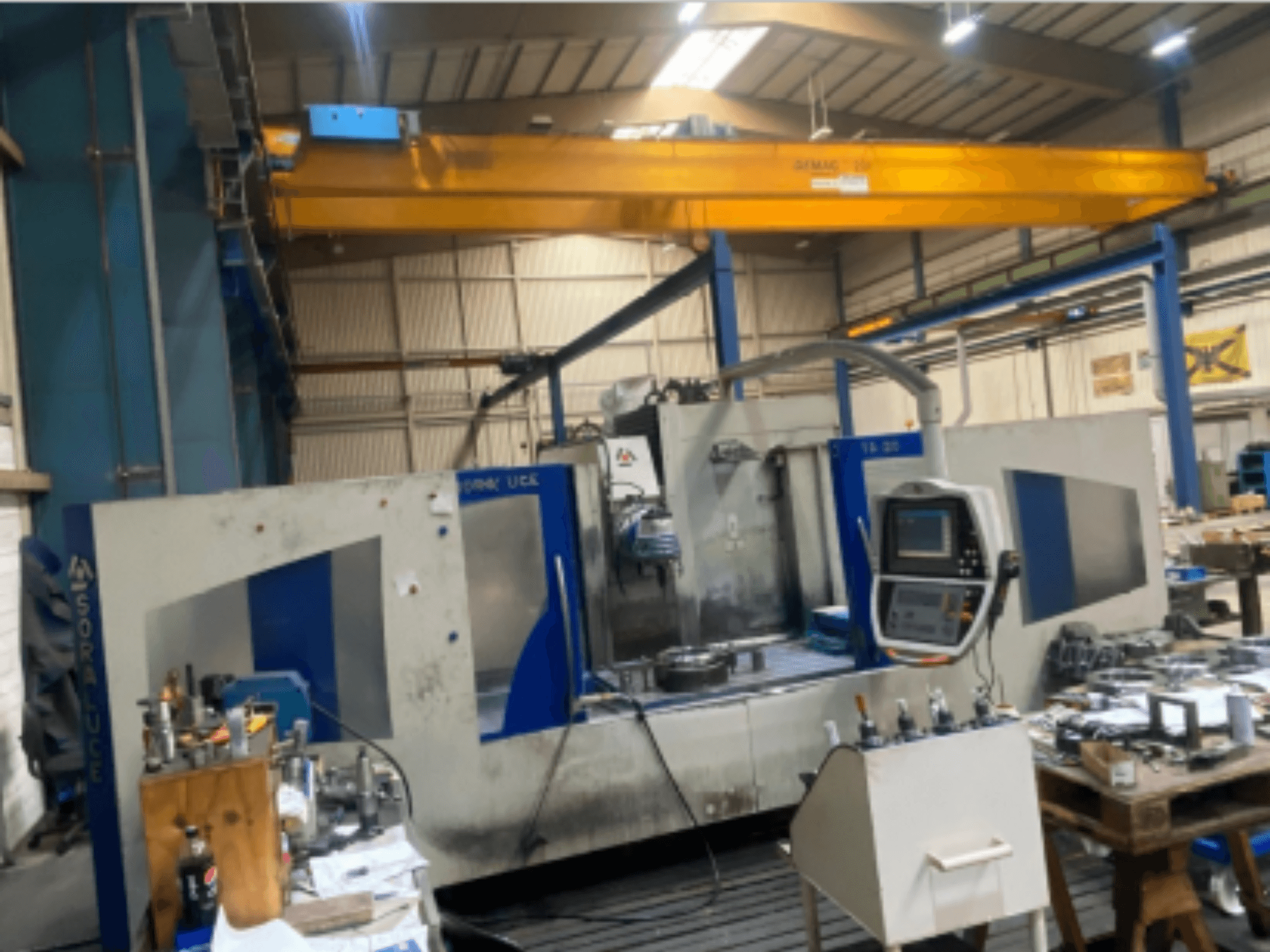 Soraluce TA-A20 bedfreesmachine, vooraanzicht, met het bedieningspaneel en het werkgebied met gereedschappen en materialen.