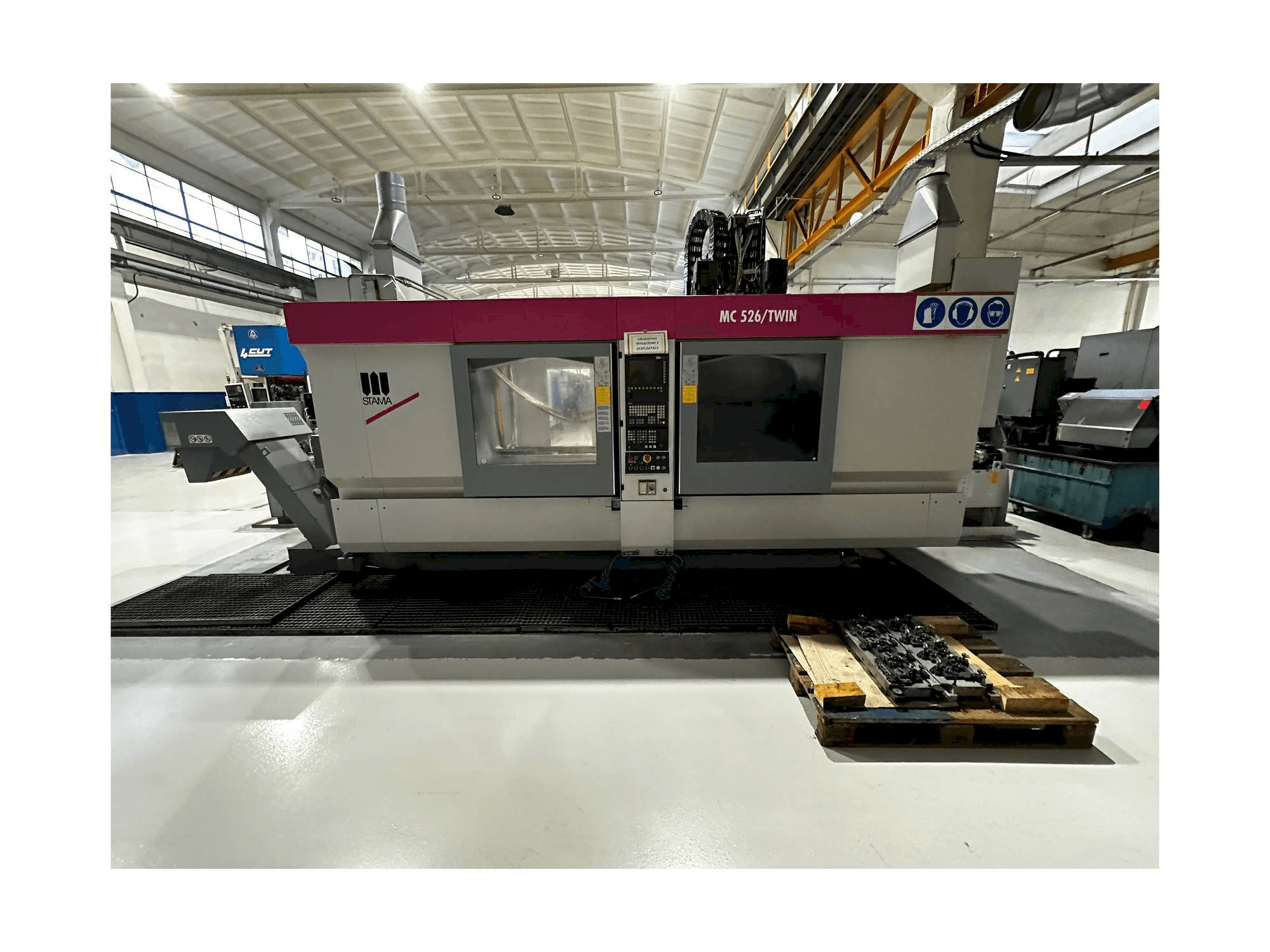Vooraanzicht van STAMA MC 526 / TWIN machine