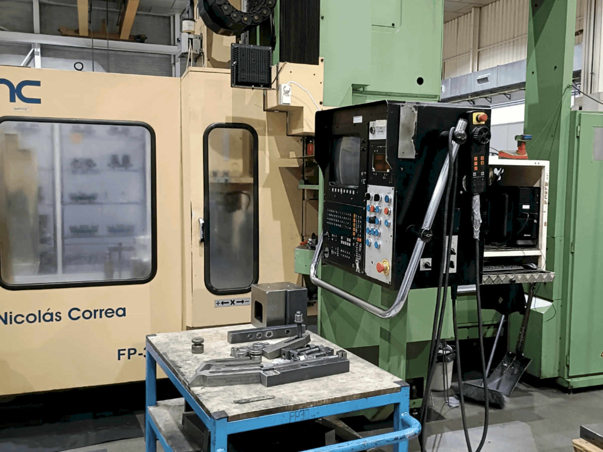 Vooraanzicht van Correa FP30 machine