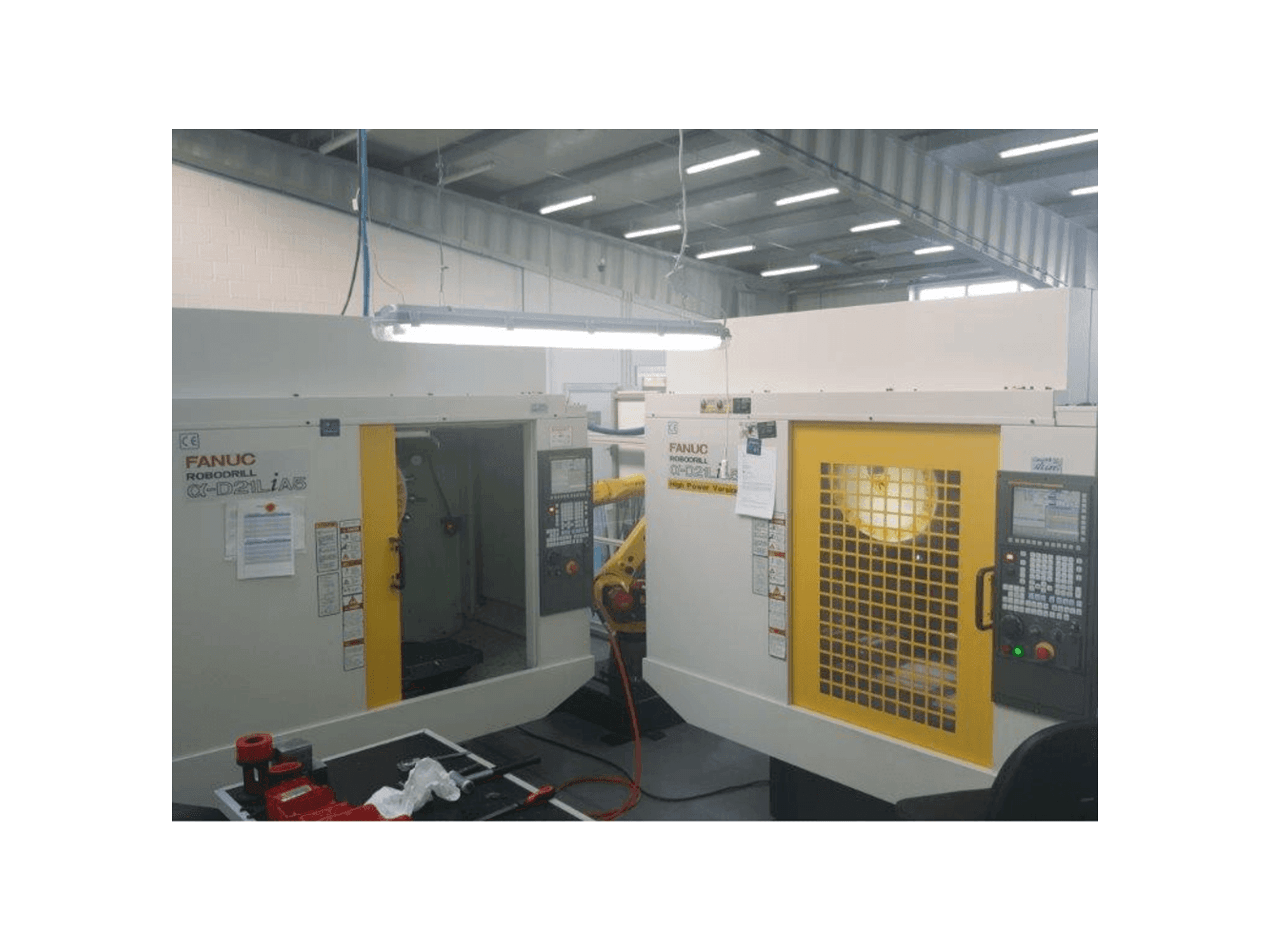Vooraanzicht van FANUC RoboDrills D21LiA5 + M20iA/M35 machine