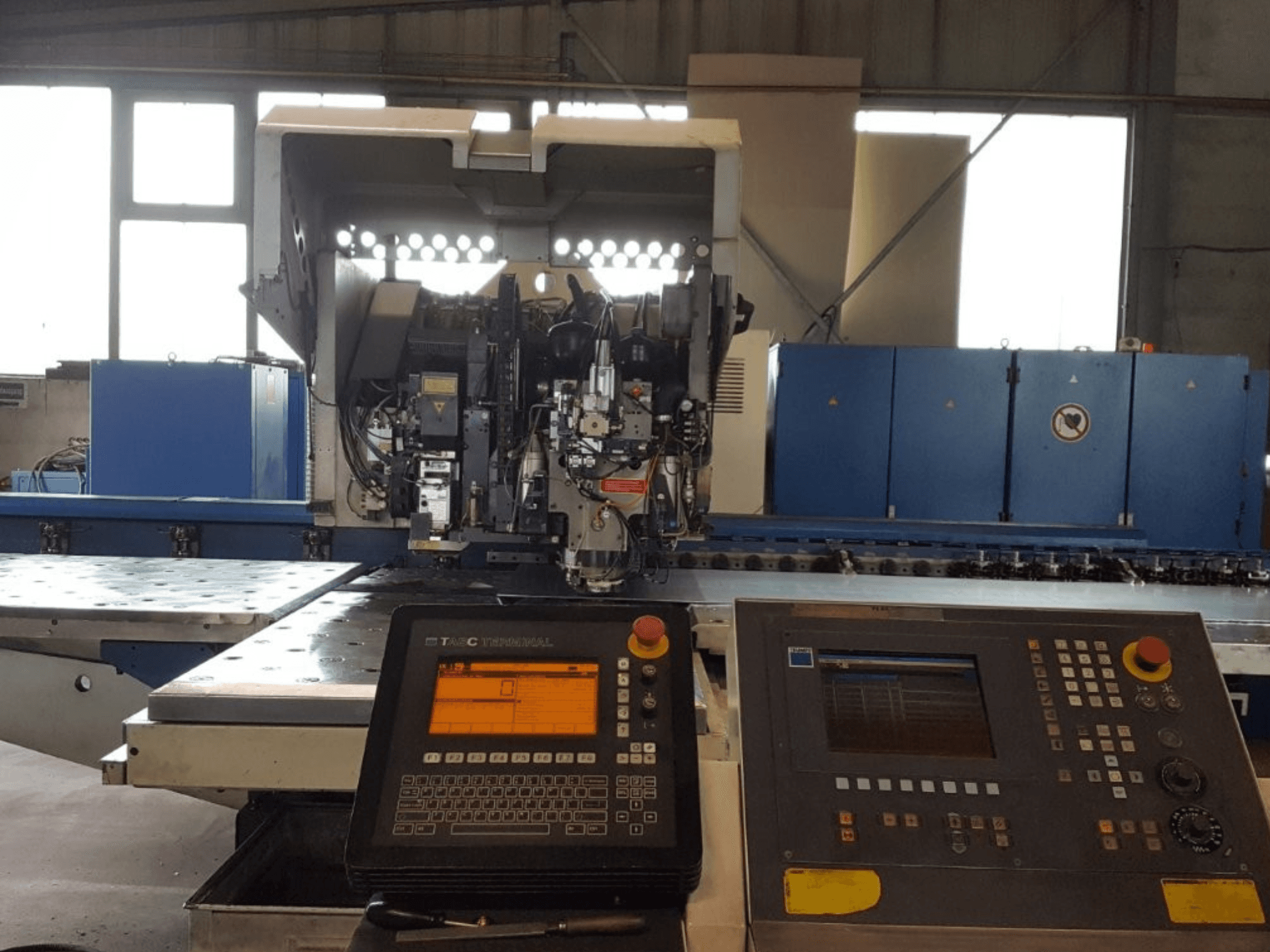 TRUMPF Trumatic 600L Pons-Laser Combo, vooraanzicht, met het bedieningspaneel en machinedetails in een werkplaats.