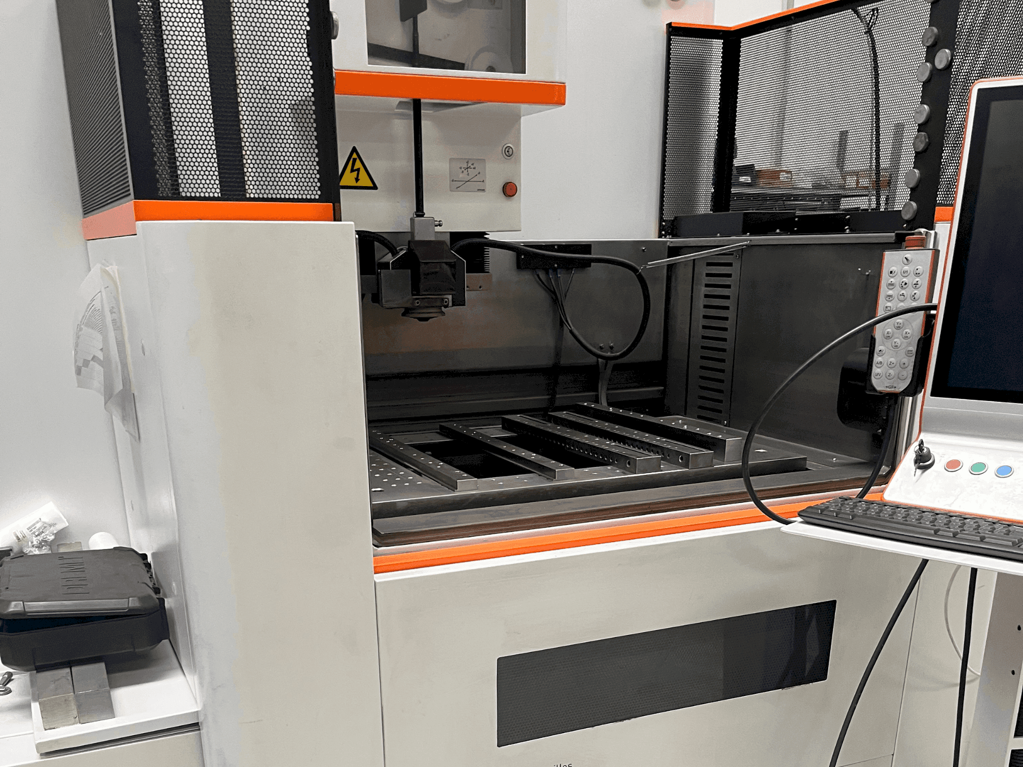 Vooraanzicht van AgieCharmilles CUT E 600 machine