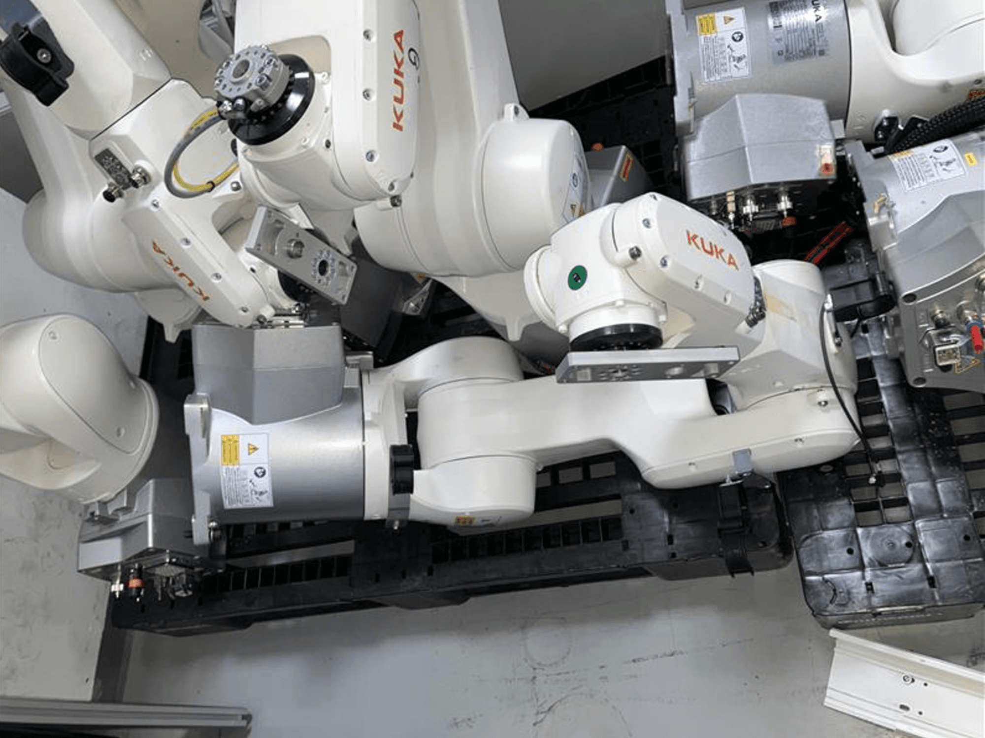 KUKA KR 10 R900-2 robotarm van bovenaf gezien, met scharnierende gewrichten en aandrijfmotoren in een industriële omgeving.