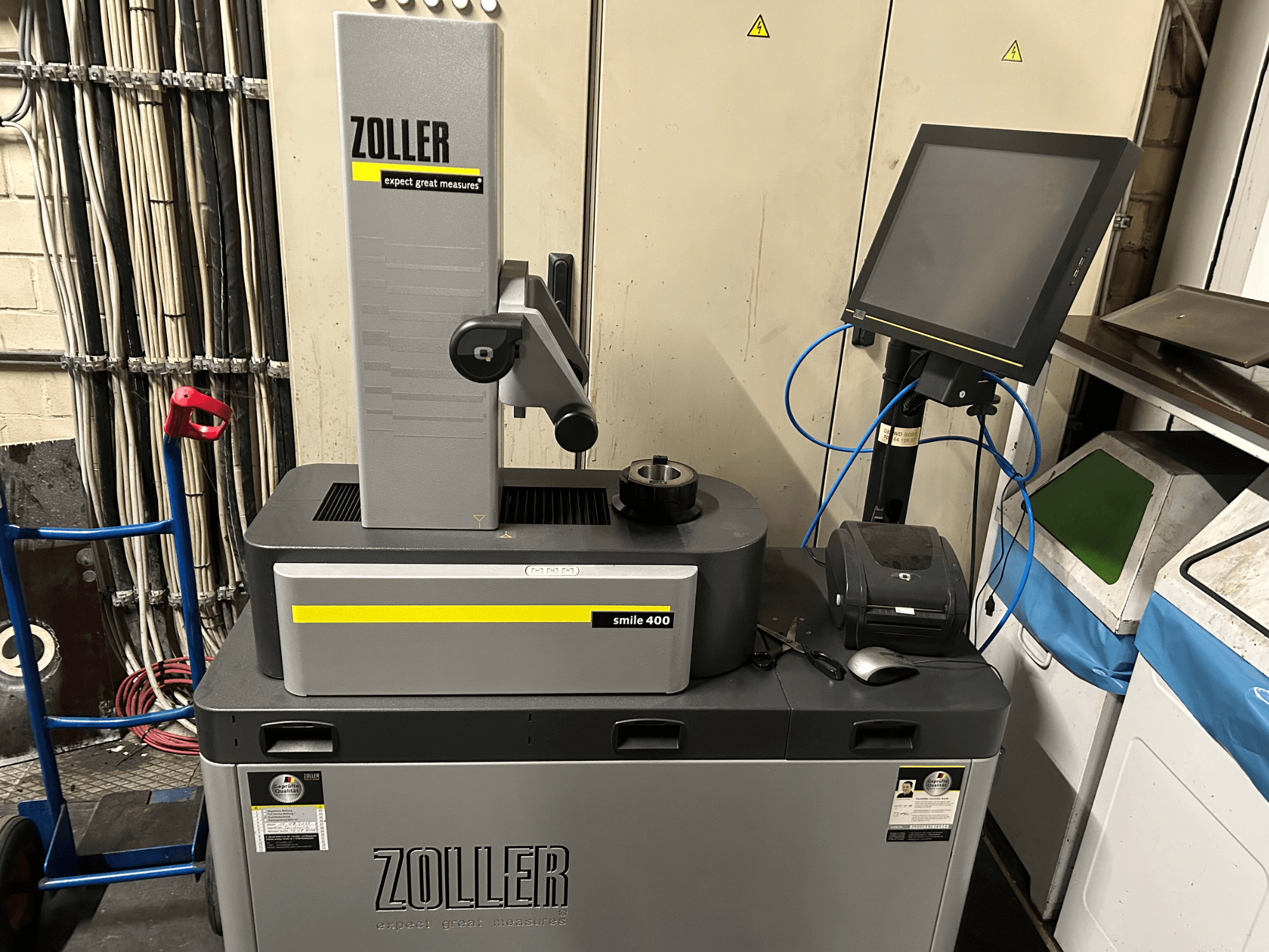 ZOLLER smile 400 meetmachine in grijs, vooraanzicht, met touchscreen, gereedschapshouder en printer op een werkblad.