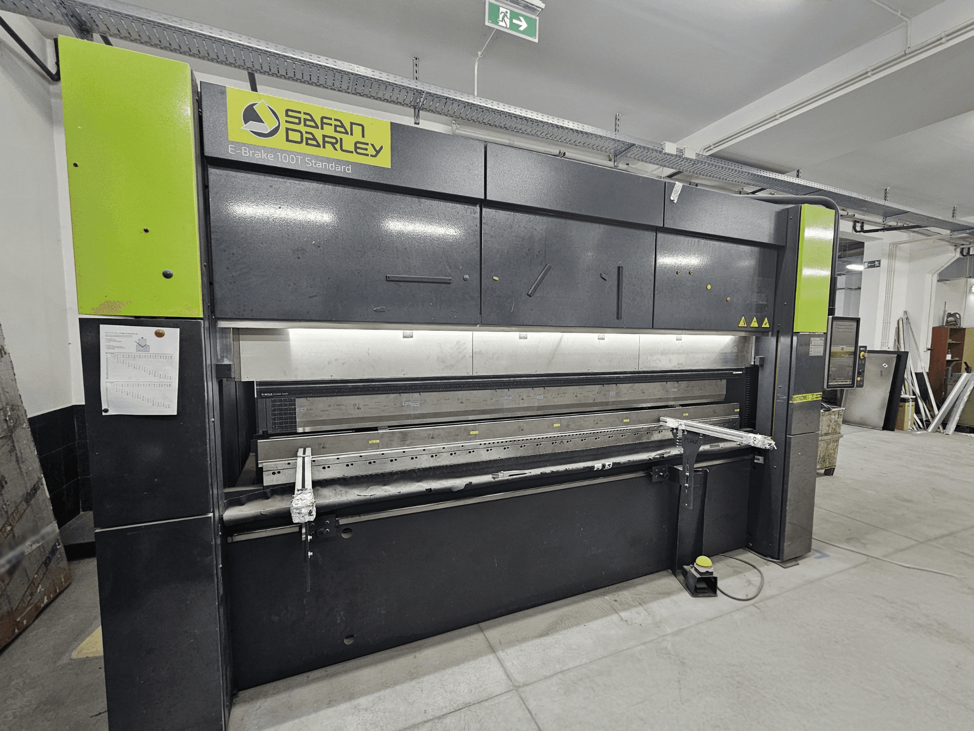 SafanDarley E-Brake 100T Standard, vooraanzicht; hydraulische buigmachine met bedieningspaneel, voetpedaal en veiligheidsvoorzieningen.