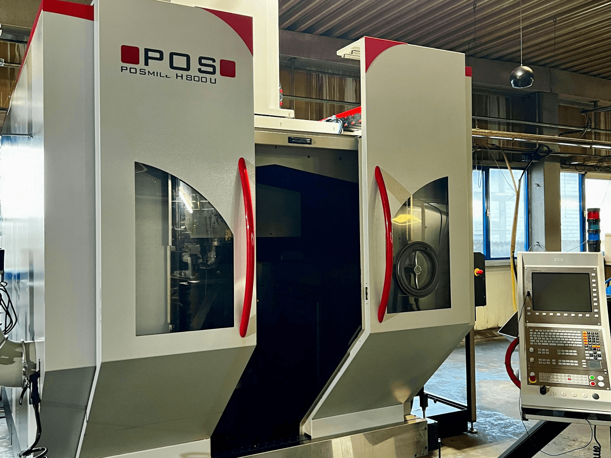 POSmill H800U universeel bewerkingscentrum, gezien vanaf de voorkant, met bedieningspaneel en geopende deuren waardoor de interne onderdelen zichtbaar zijn.
