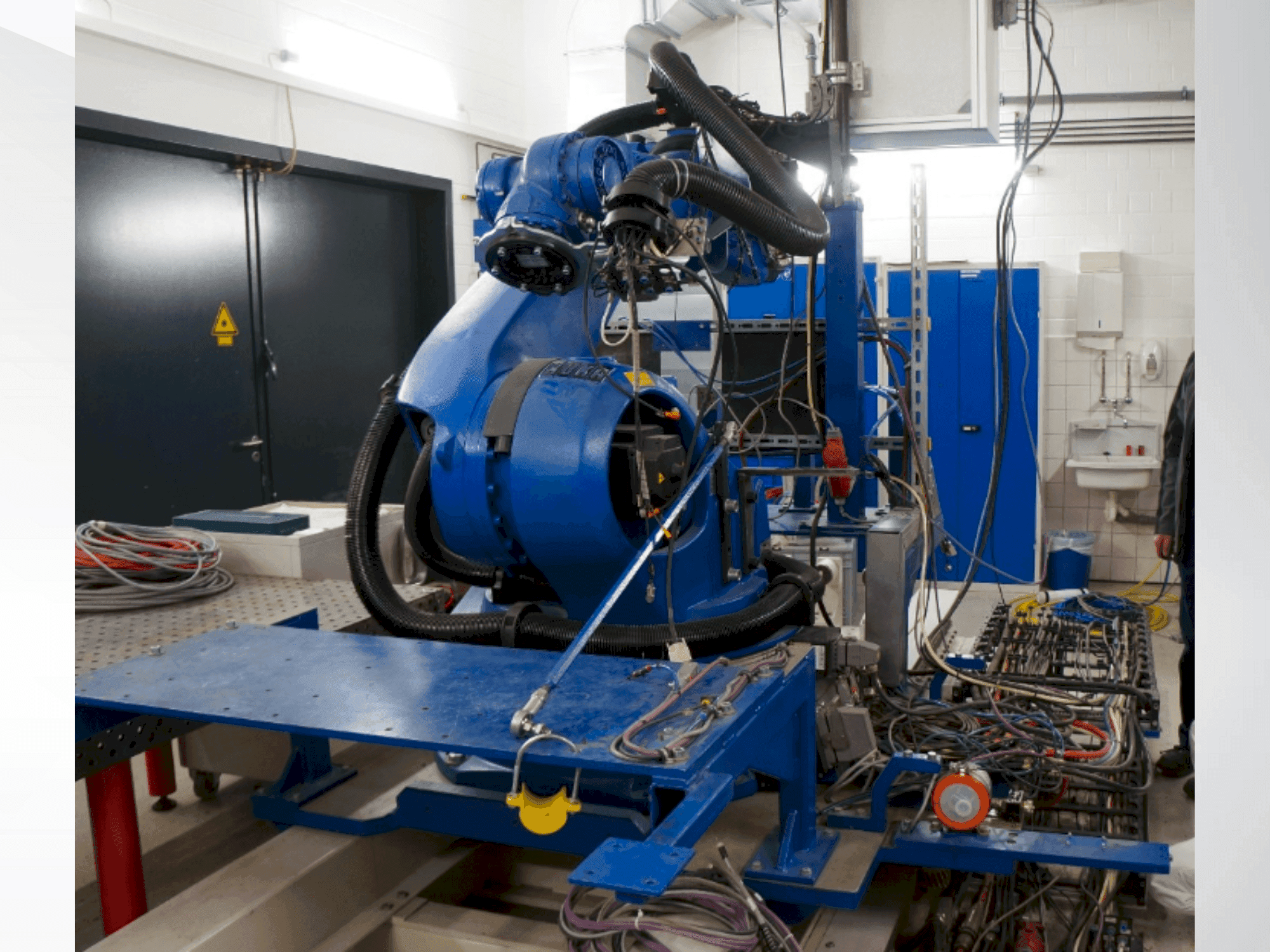 Zijaanzicht van KUKA KR 100-2 HA 2000 machine