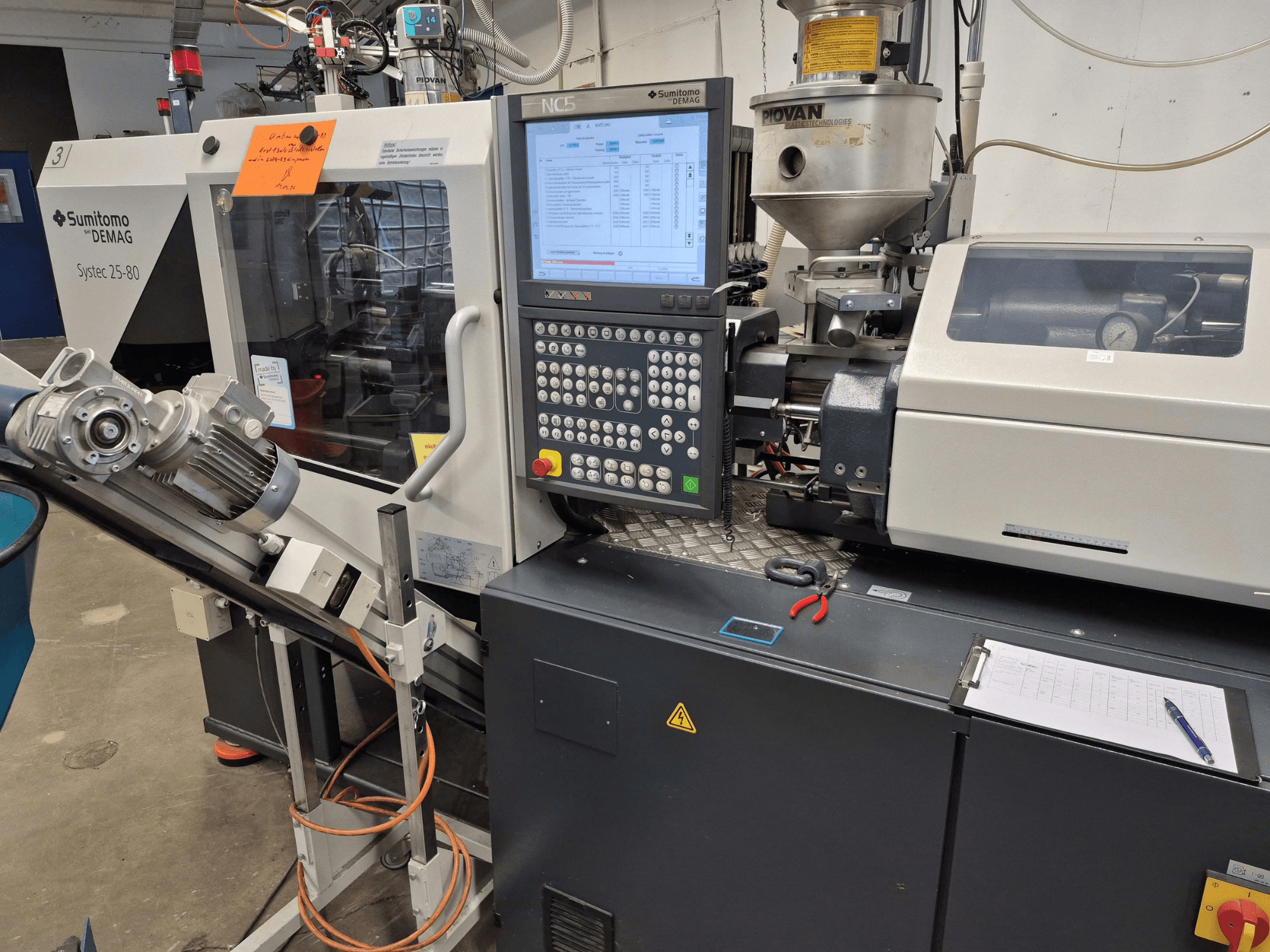 Hydraulische spuitgietmachine SUMITOMO SHI DEMAG Systec 25/320-80, vooraanzicht met zichtbaar bedieningspaneel en toevoersysteem.