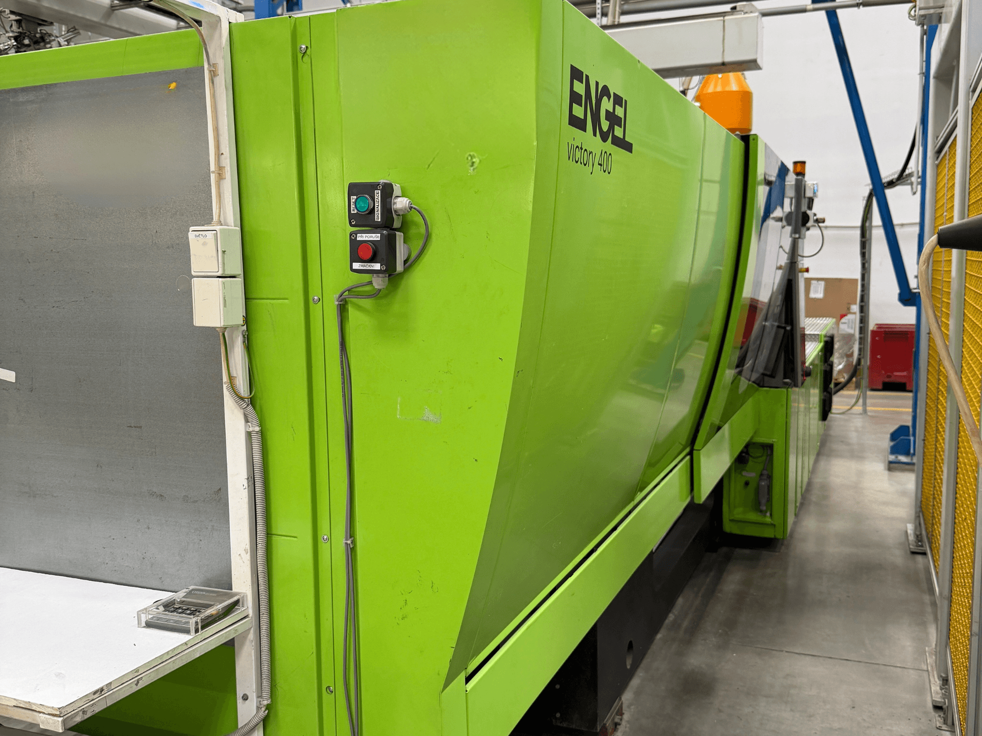 Engel Victory 400 hydraulische spuitgietmachine, zijaanzicht, met bedieningspaneel en groene behuizing.