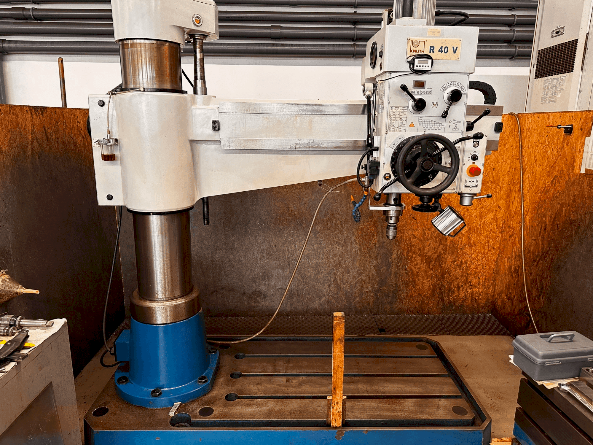 Vooraanzicht van KNUTH R40V machine