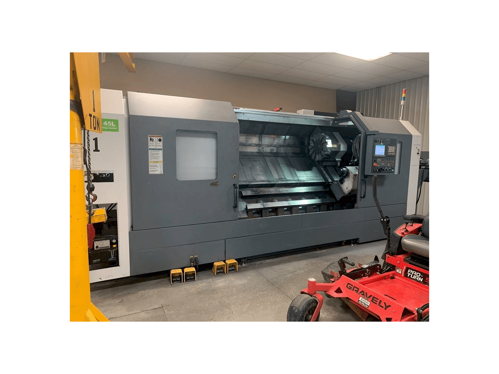 Linkerzijdeaanzicht van DMC DL 45L machine