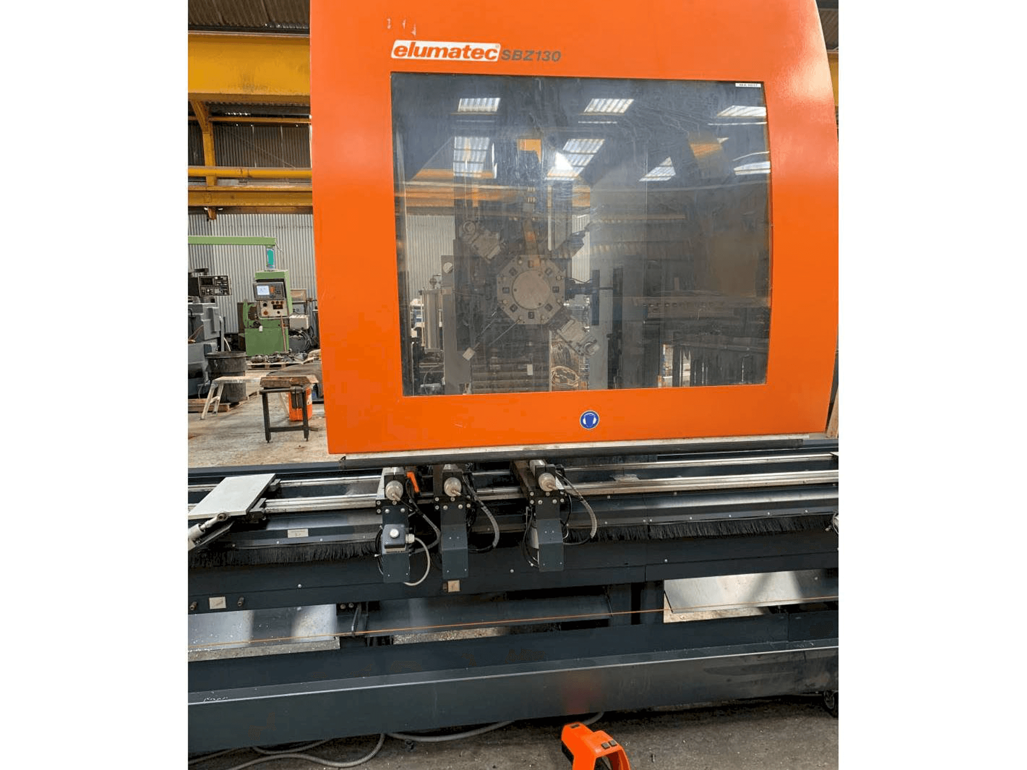 Vooraanzicht van Elumatec SBZ 130 machine