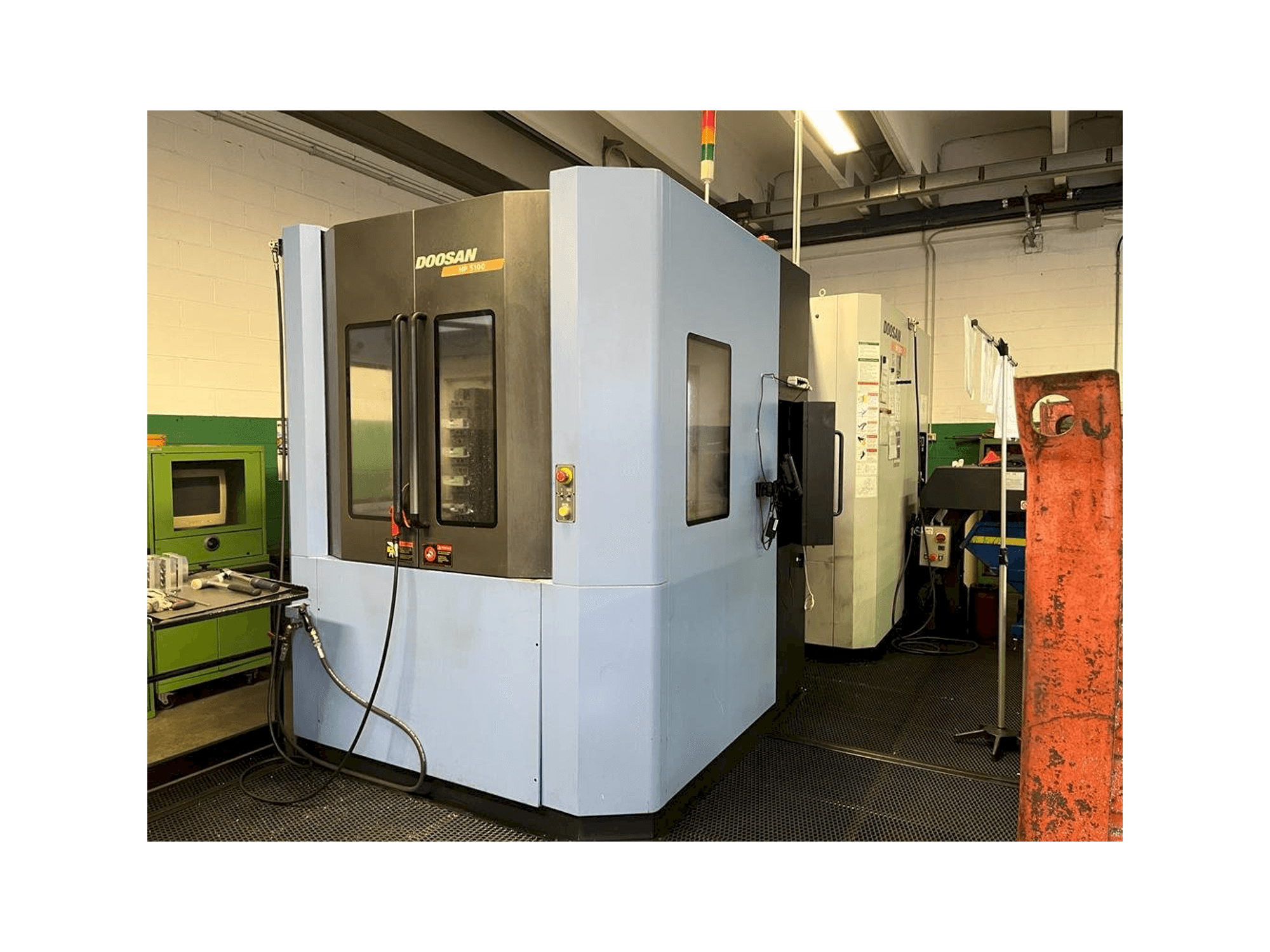 Linkerzijdeaanzicht van Doosan HP5100 machine