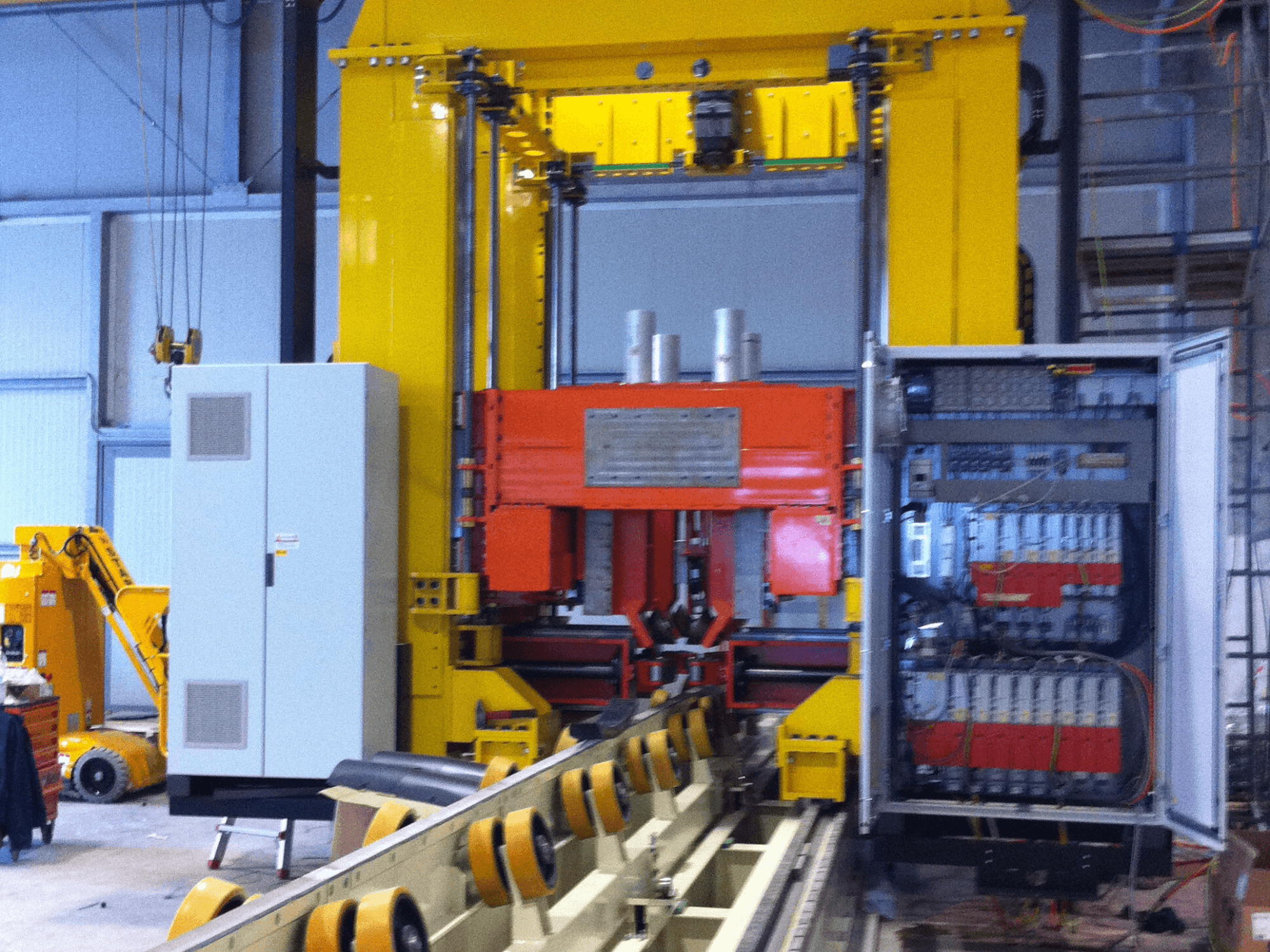 RONDA IMPIANTO LASERSLUIT- EN LASMACHINE, vooraanzicht met bedieningspaneel en lasonderdelen, industriële omgeving.