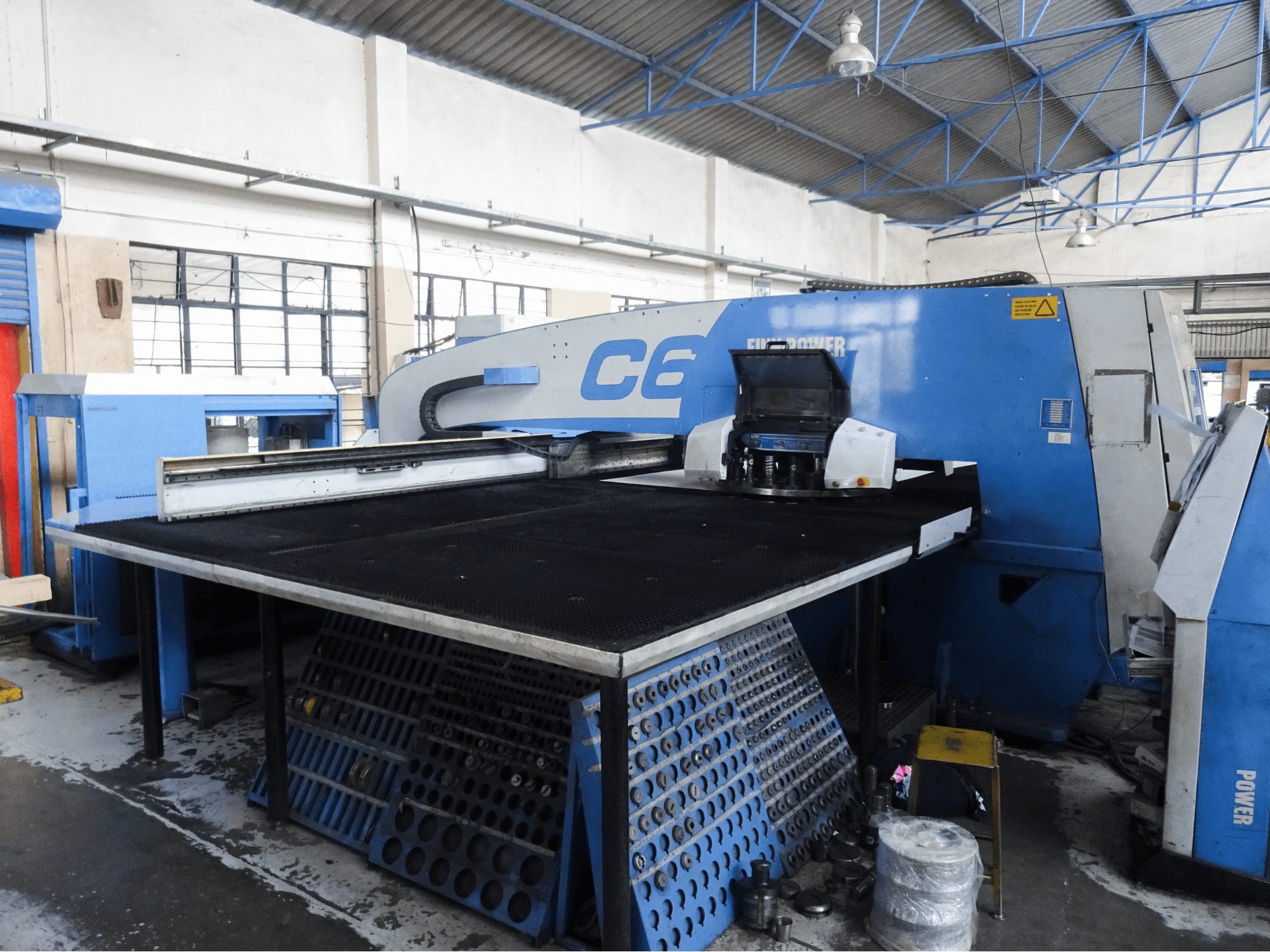 Recht aanzicht van Finn-Power C6 machine