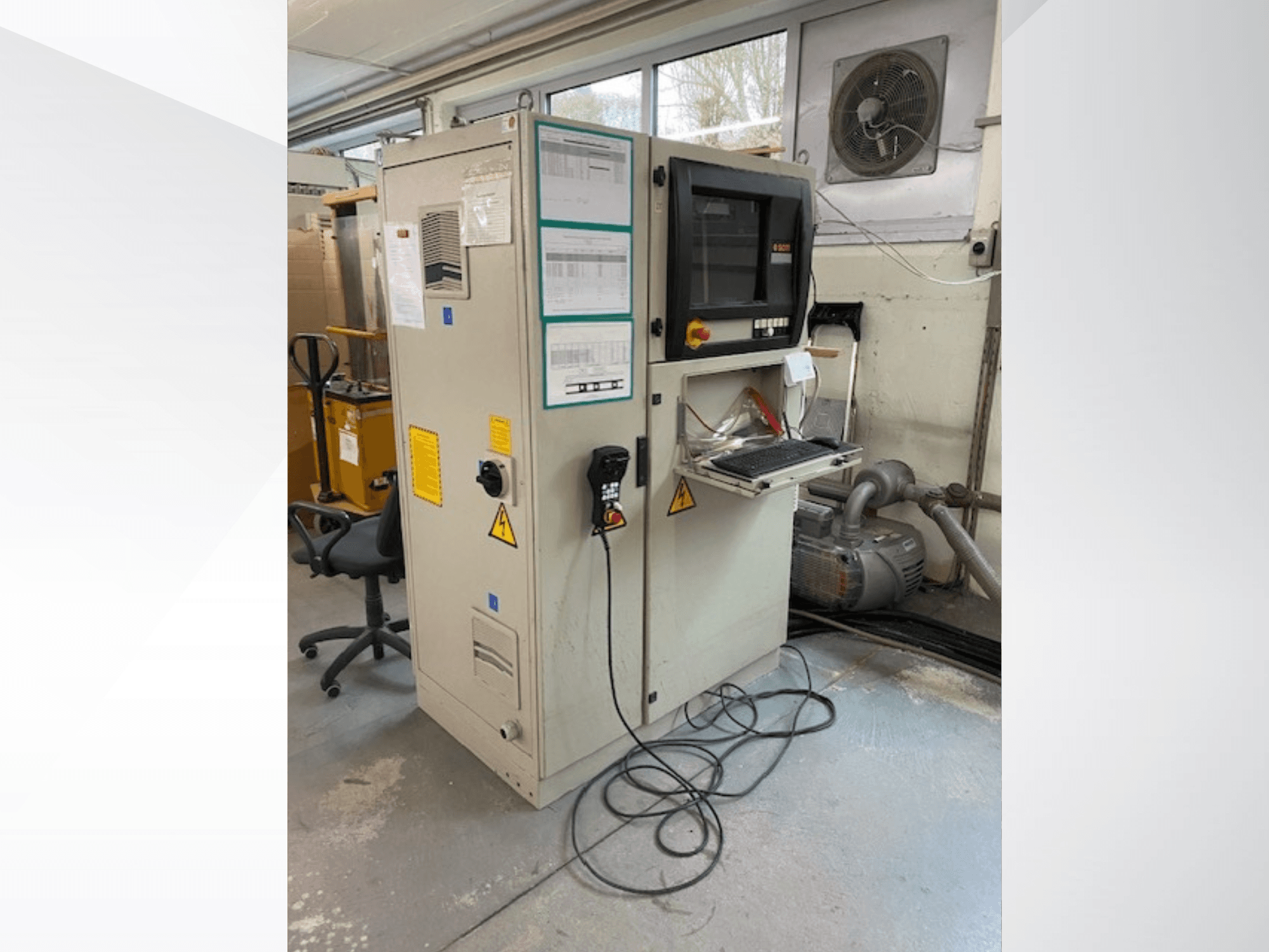 SCM Record 240 CNC houtbewerkingscentrum in zijaanzicht, met bedieningspaneel, veiligheidslabels en aangesloten op een motor.