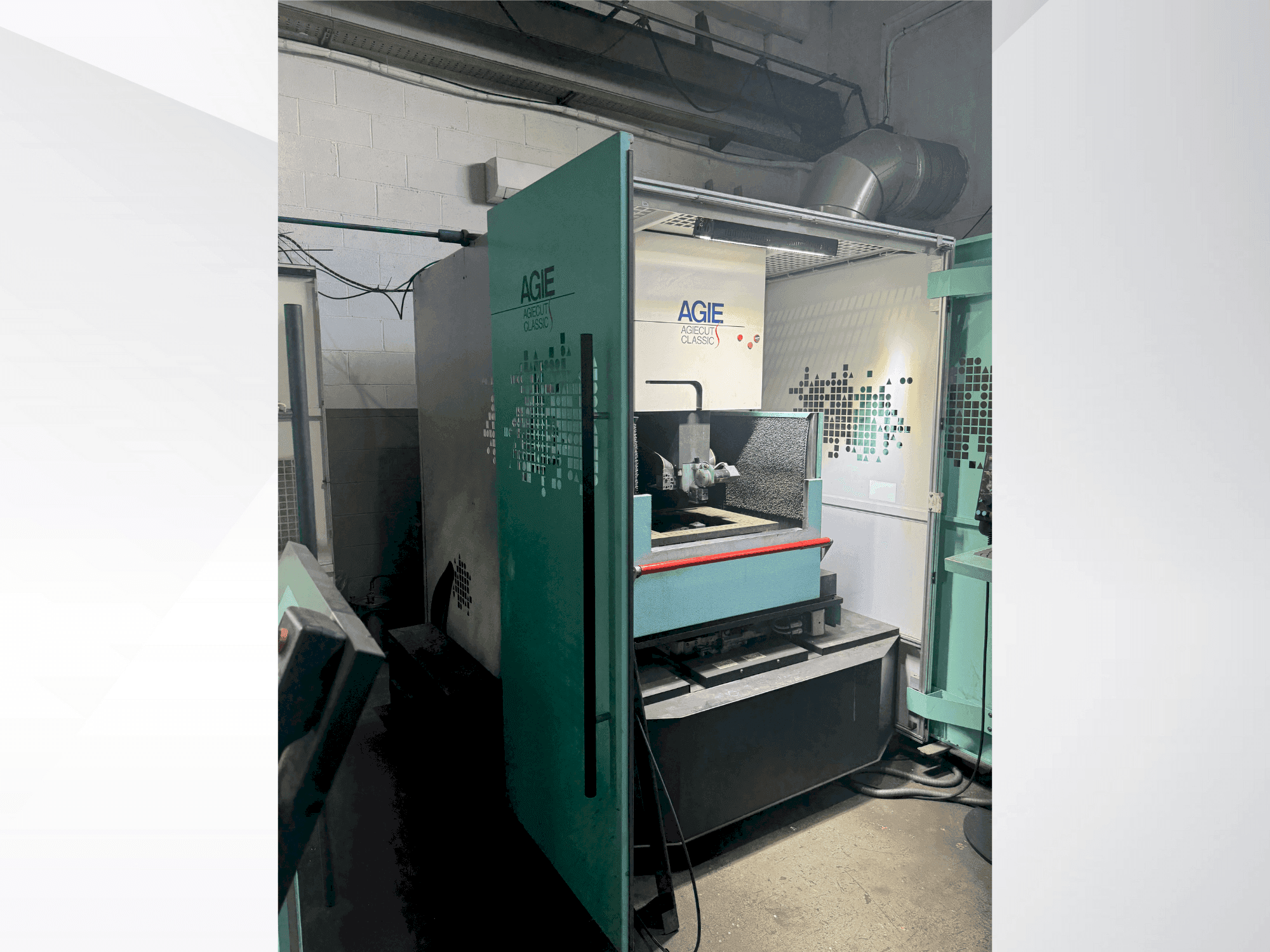 Vooraanzicht van AGIE Agiecut Classic S machine