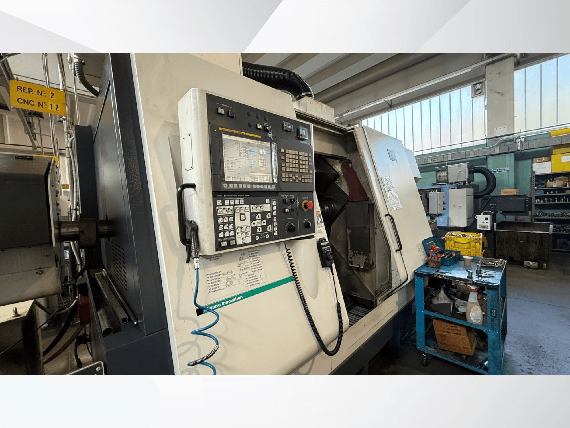 Miyano ABX64 YY2 horizontale draaimachine vooraanzicht, met bedieningspaneel, met gereedschap en apparatuur in werkplaatsopstelling.