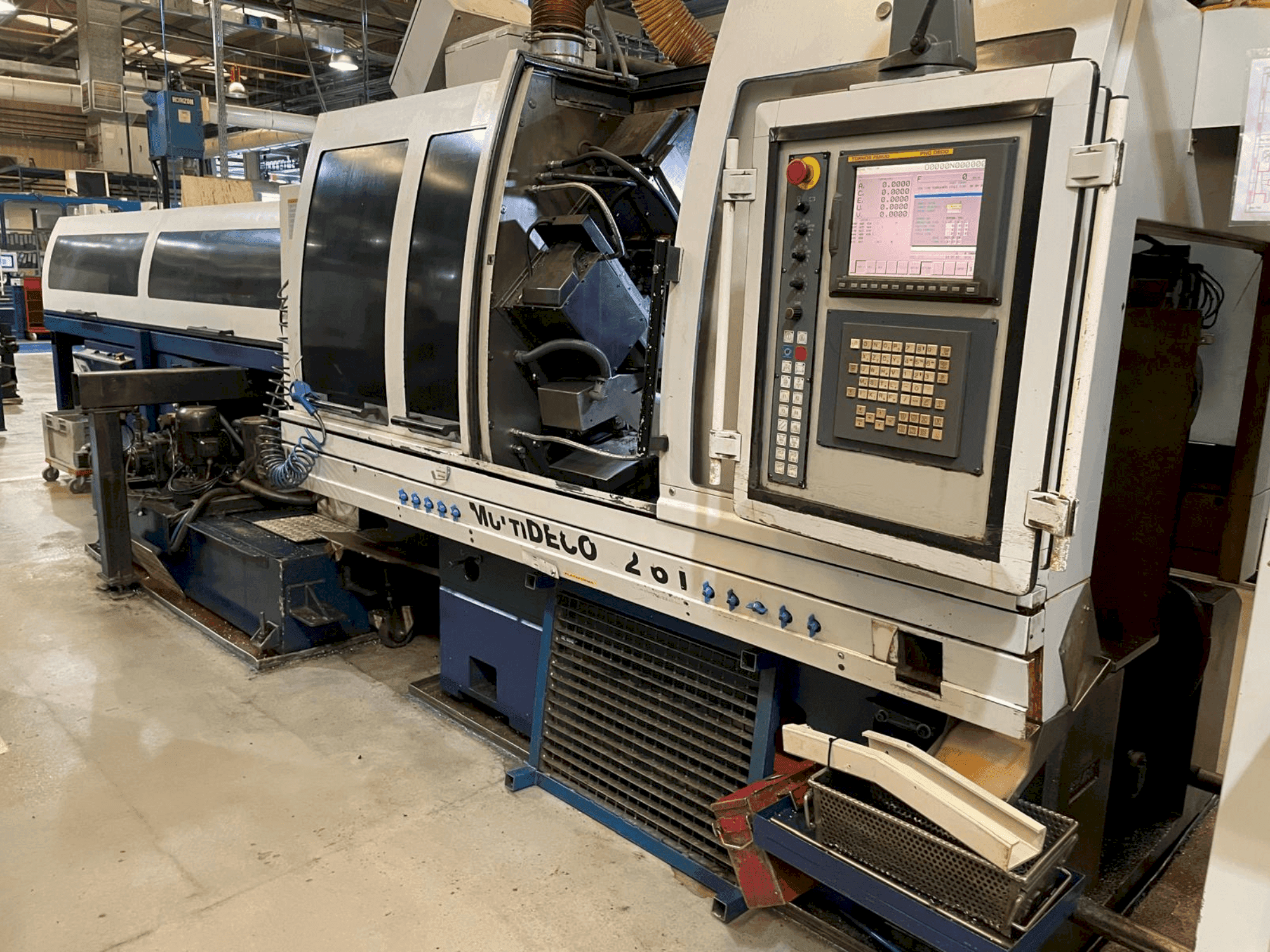 Vooraanzicht van TORNOS MultiDeco 32-6i machine