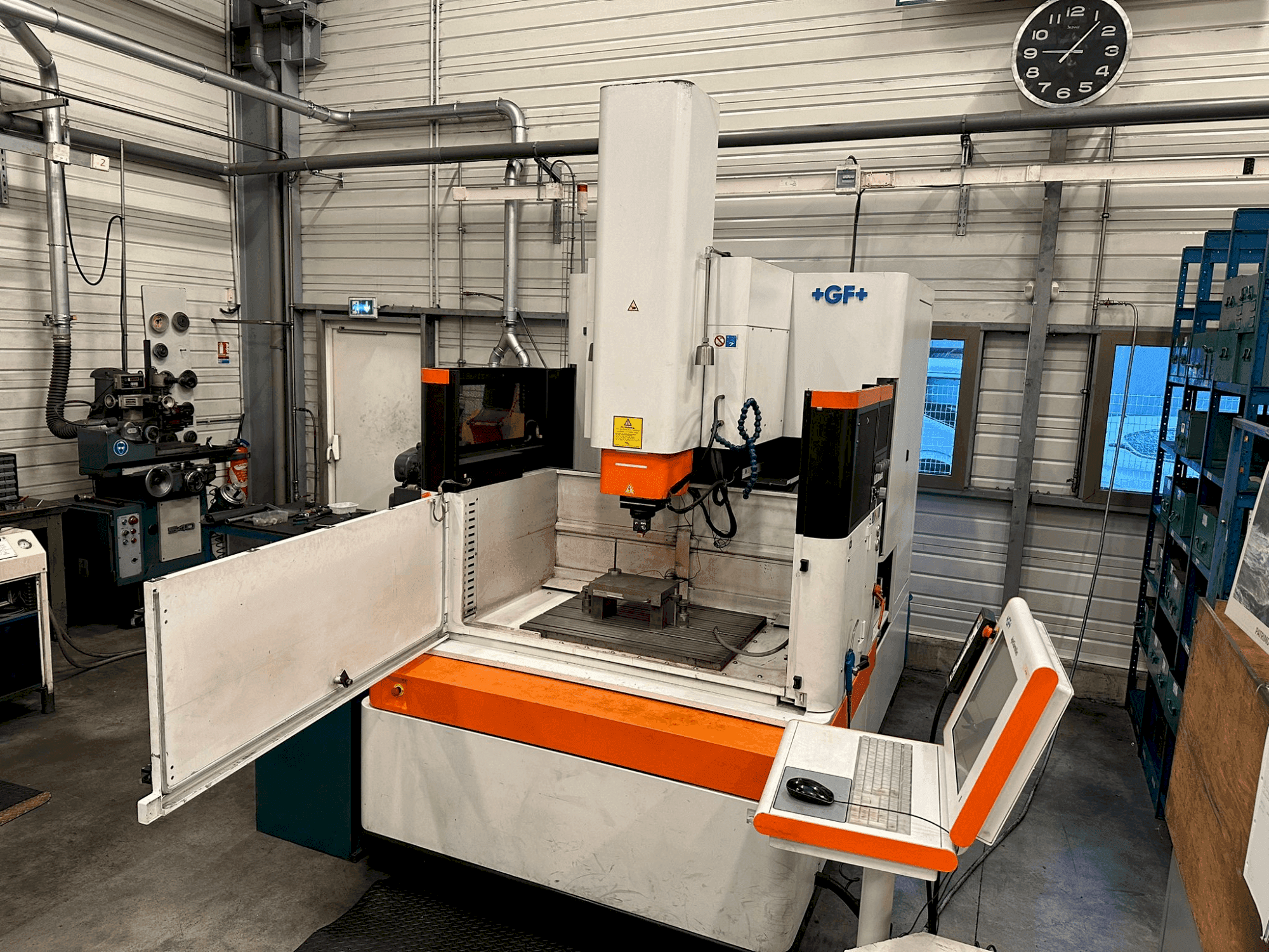 Vooraanzicht van AgieCharmilles FORM 30 machine