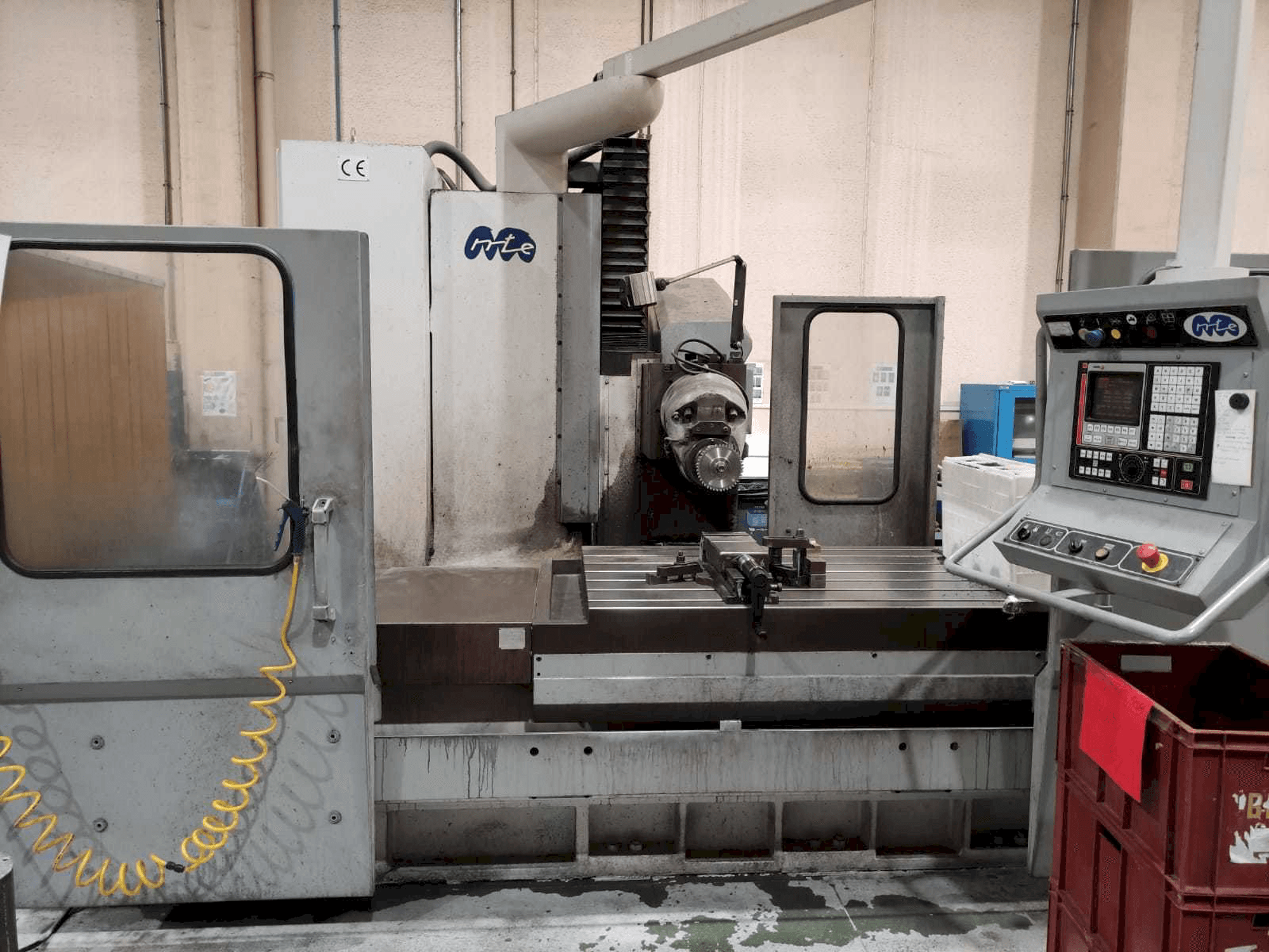 Vooraanzicht van MTE BF-1700 machine