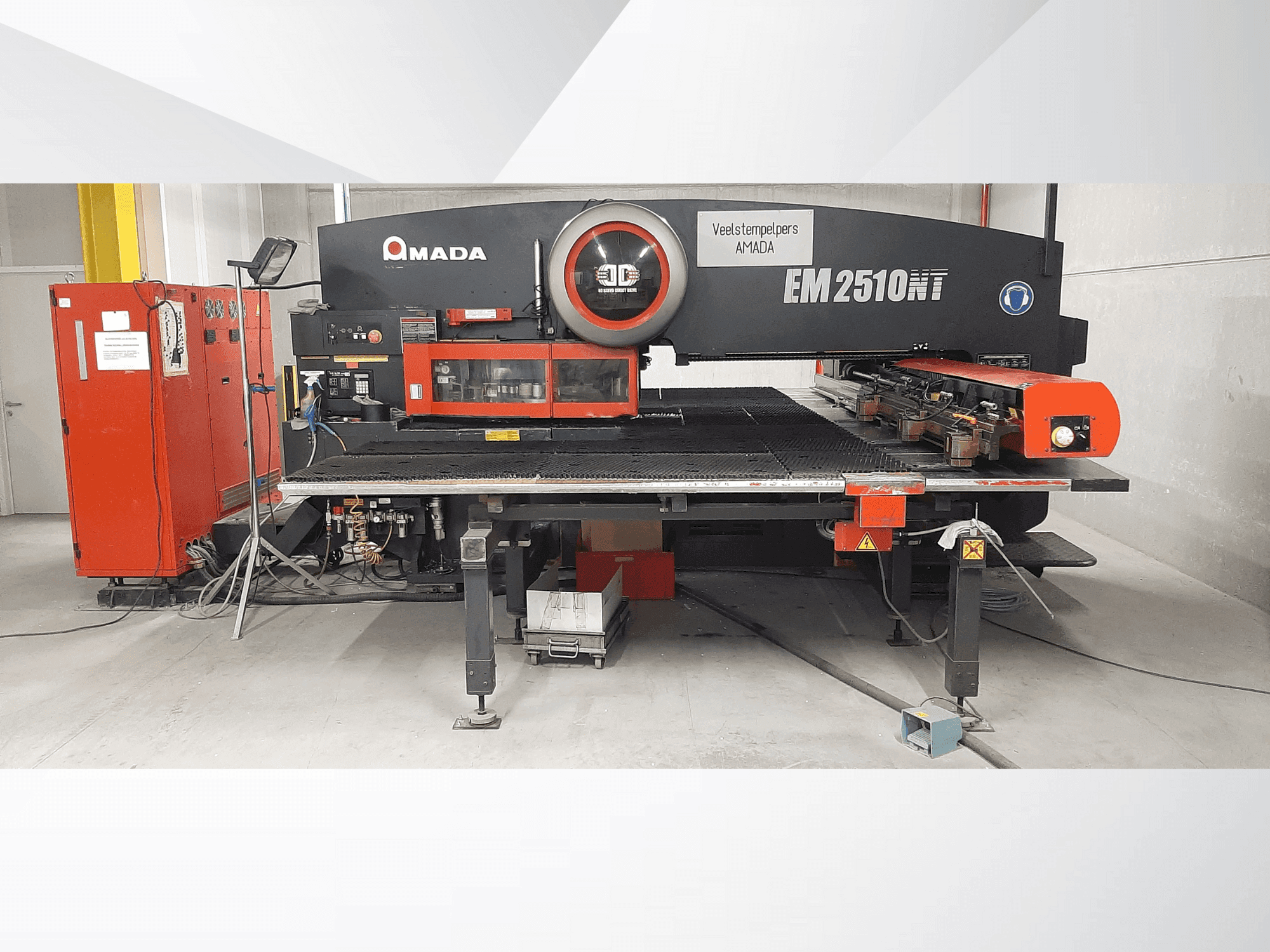 Vooraanzicht van AMADA EM2510NT machine