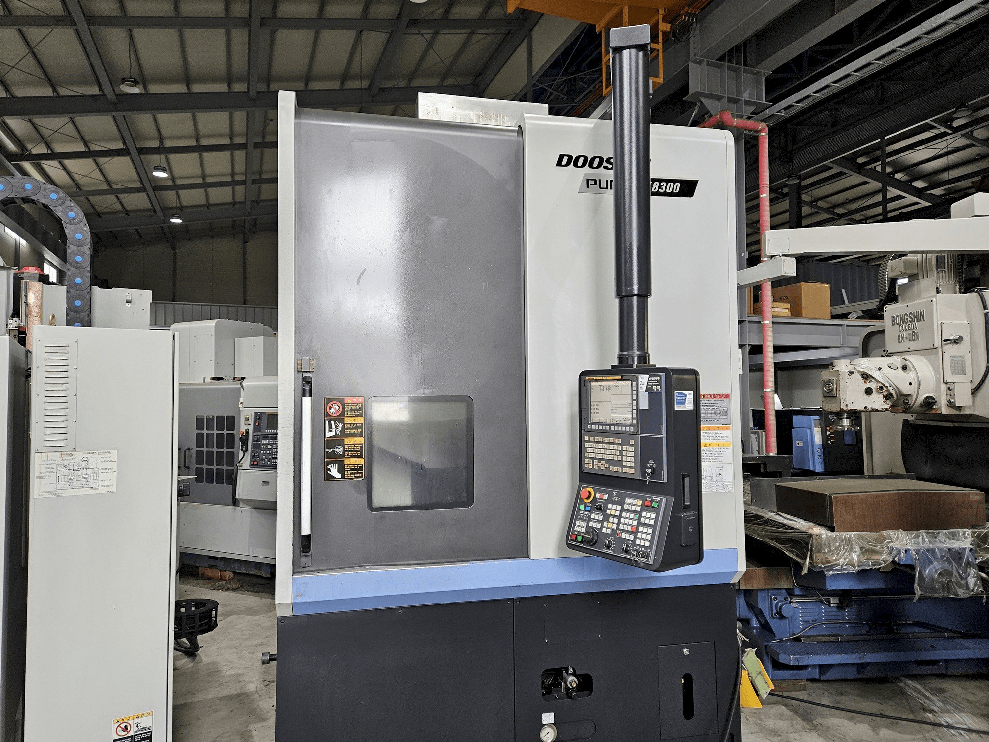 Vooraanzicht van DOOSAN PUMA V8300 machine