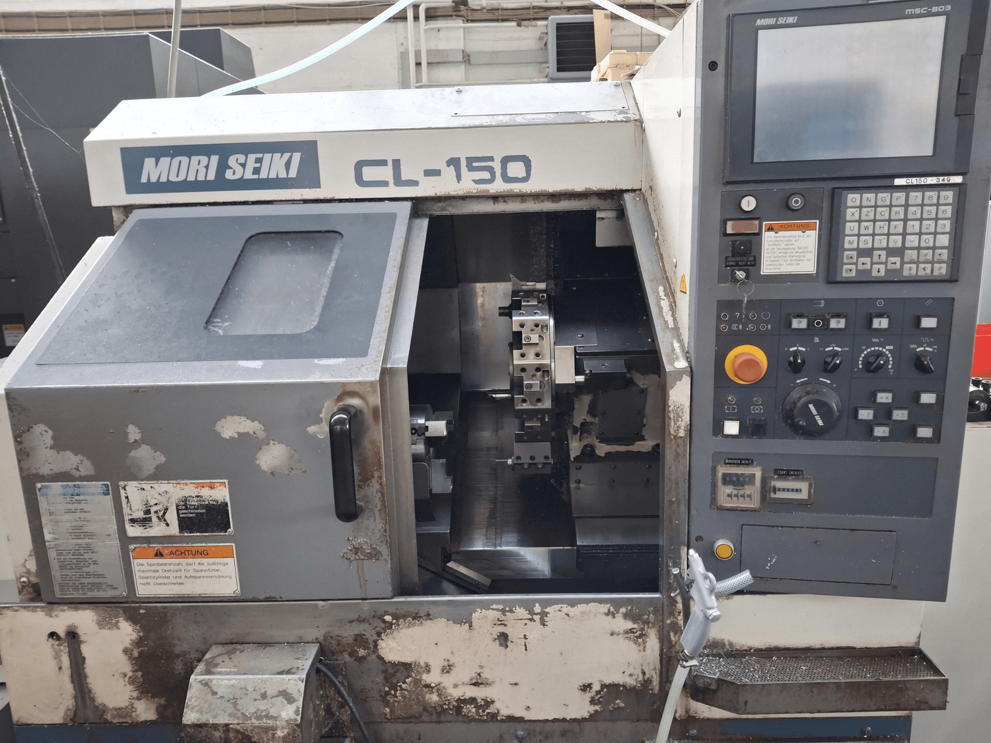 MORI SEIKI CL-150 horizontale draaimachine, vooraanzicht. Voorzien van bedieningspaneel, snijgereedschappen en bedieningsdisplays.
