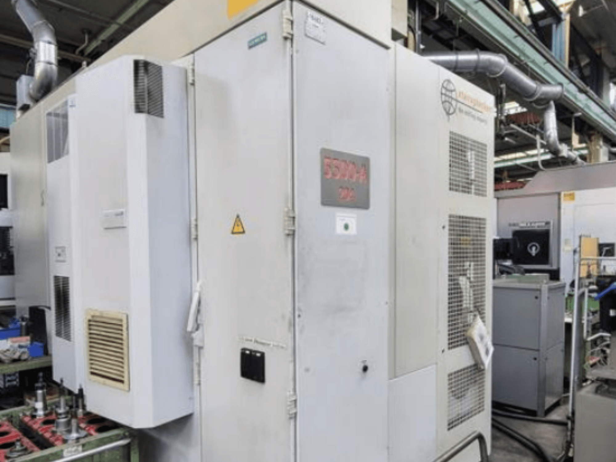 Starrag Heckert HEC 500 H/V horizontaal bewerkingscentrum, zijaanzicht exterieur met ventilatieopeningen en waarschuwingsborden.