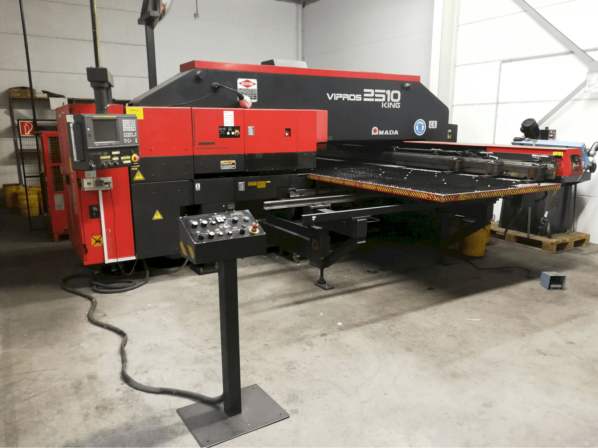 Vooraanzicht van AMADA Vipros 2510 King machine