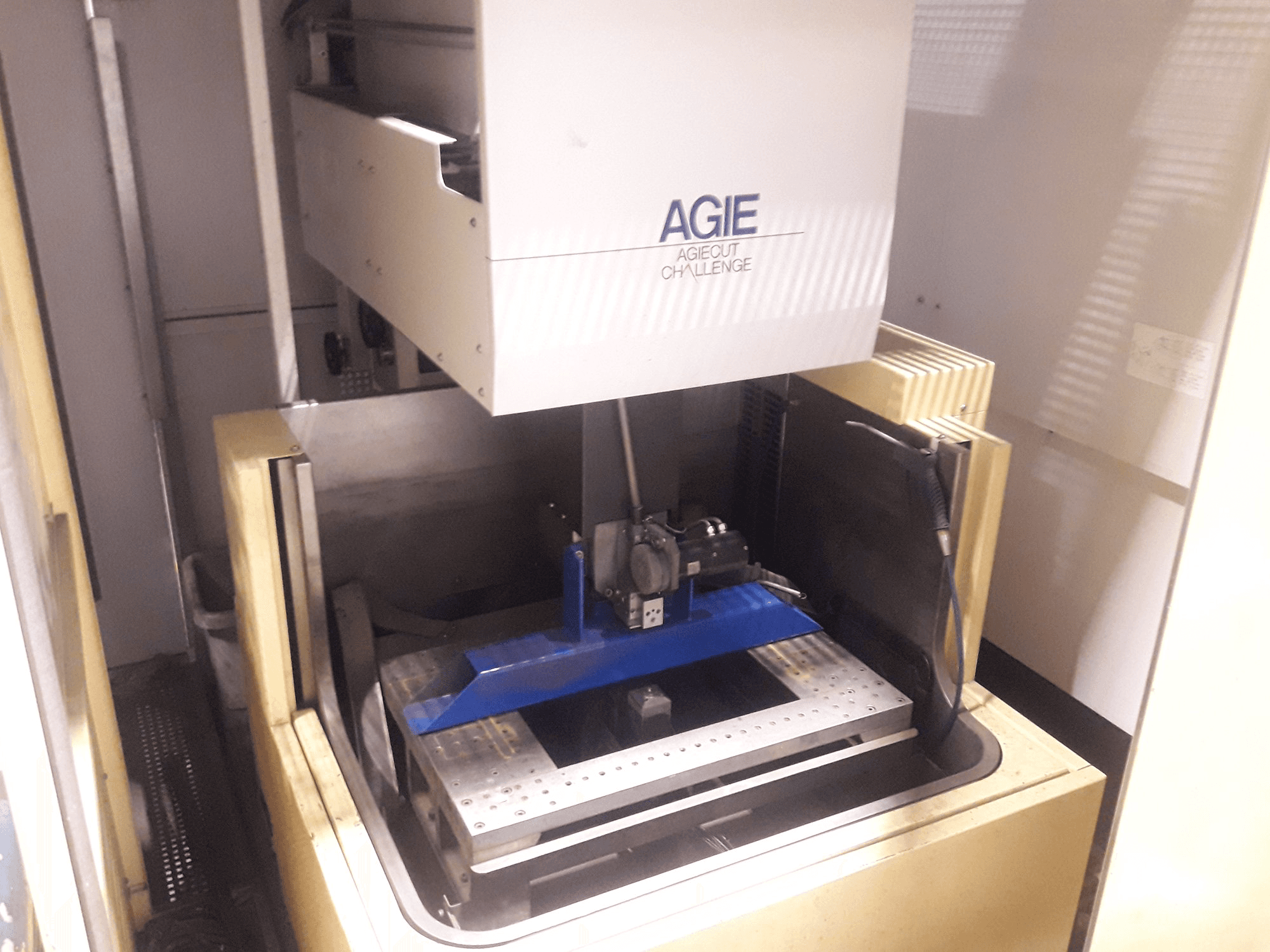 Vooraanzicht van AGIE AGIECUT CHALLENGE 2 machine