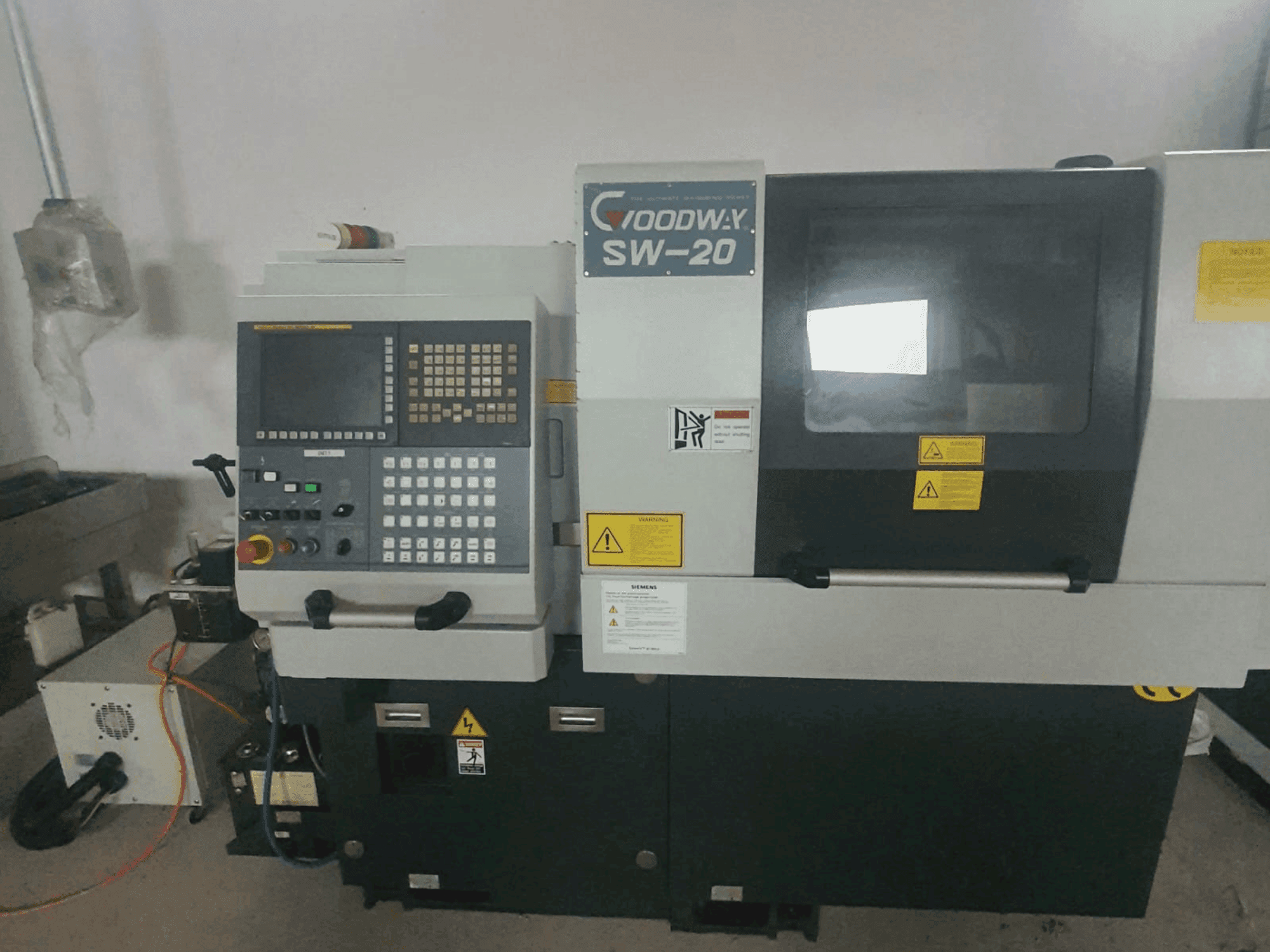 Vooraanzicht van Goodway SW-20 machine
