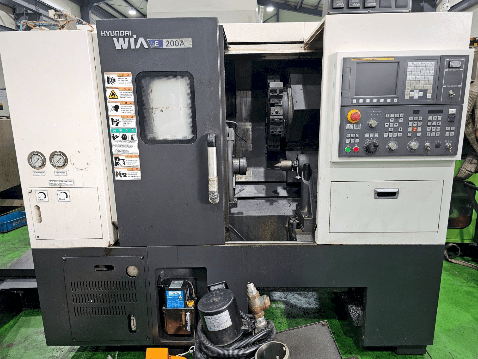 Vooraanzicht van Hyundai Wia E 200A machine