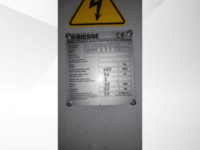 Technische specificatieplaat van het Biesse NC-bewerkingscentrum, met gegevens over spanning, gewicht en vermogen, zijaanzicht.