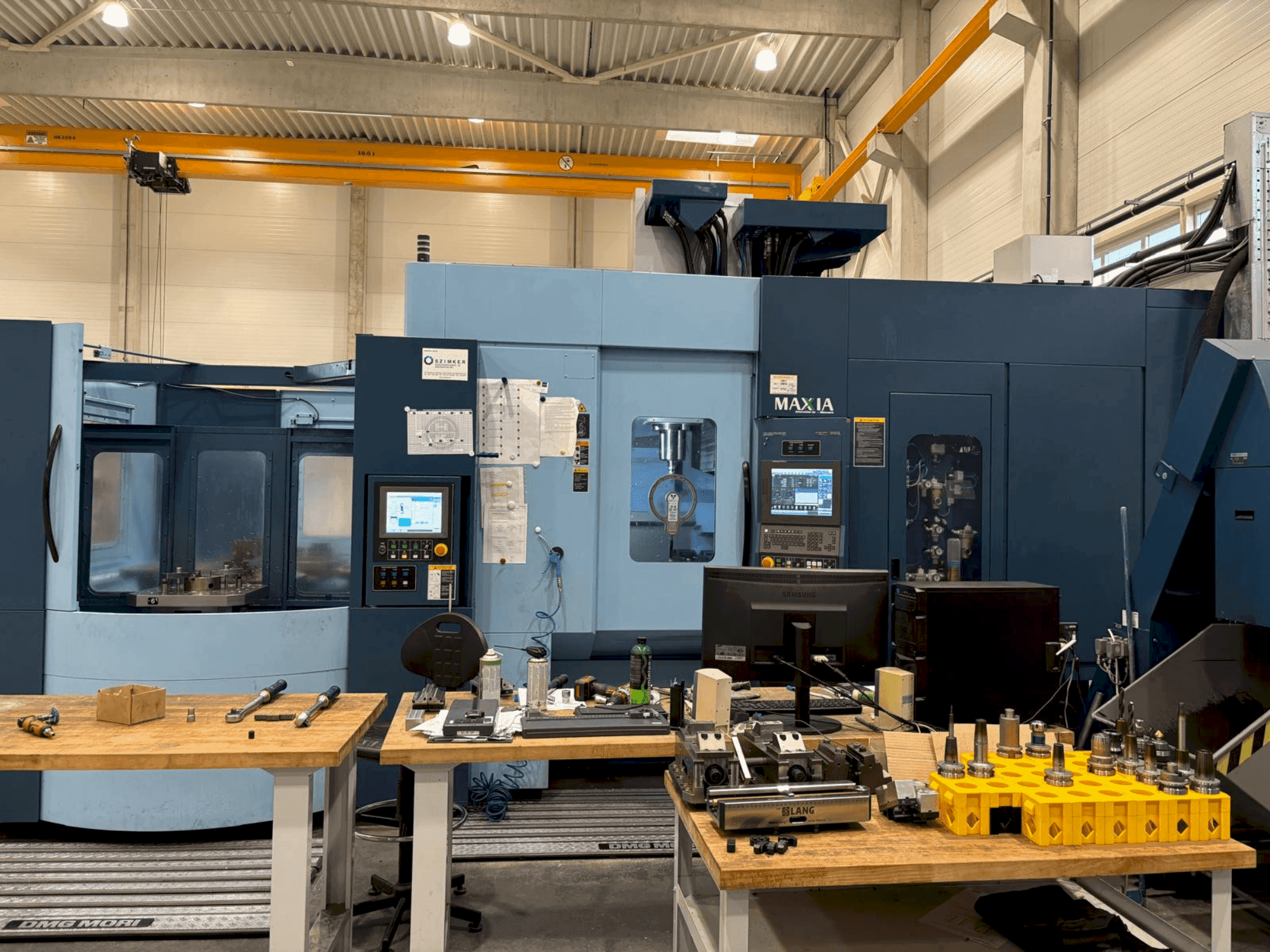 Vooraanzicht van Matsuura MAM72-70V machine