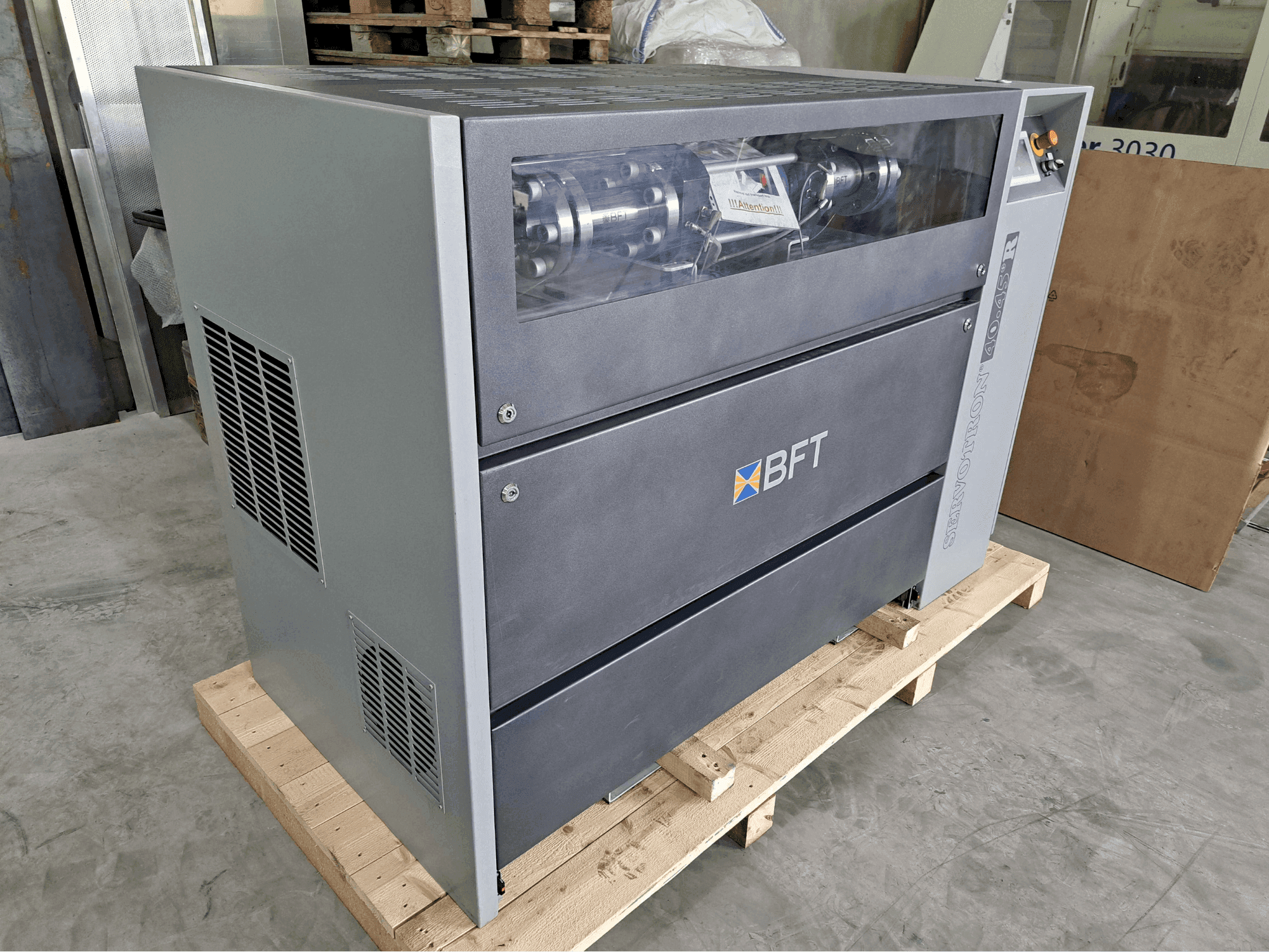 Vooraanzicht van BFT Servotron 40.45+ machine