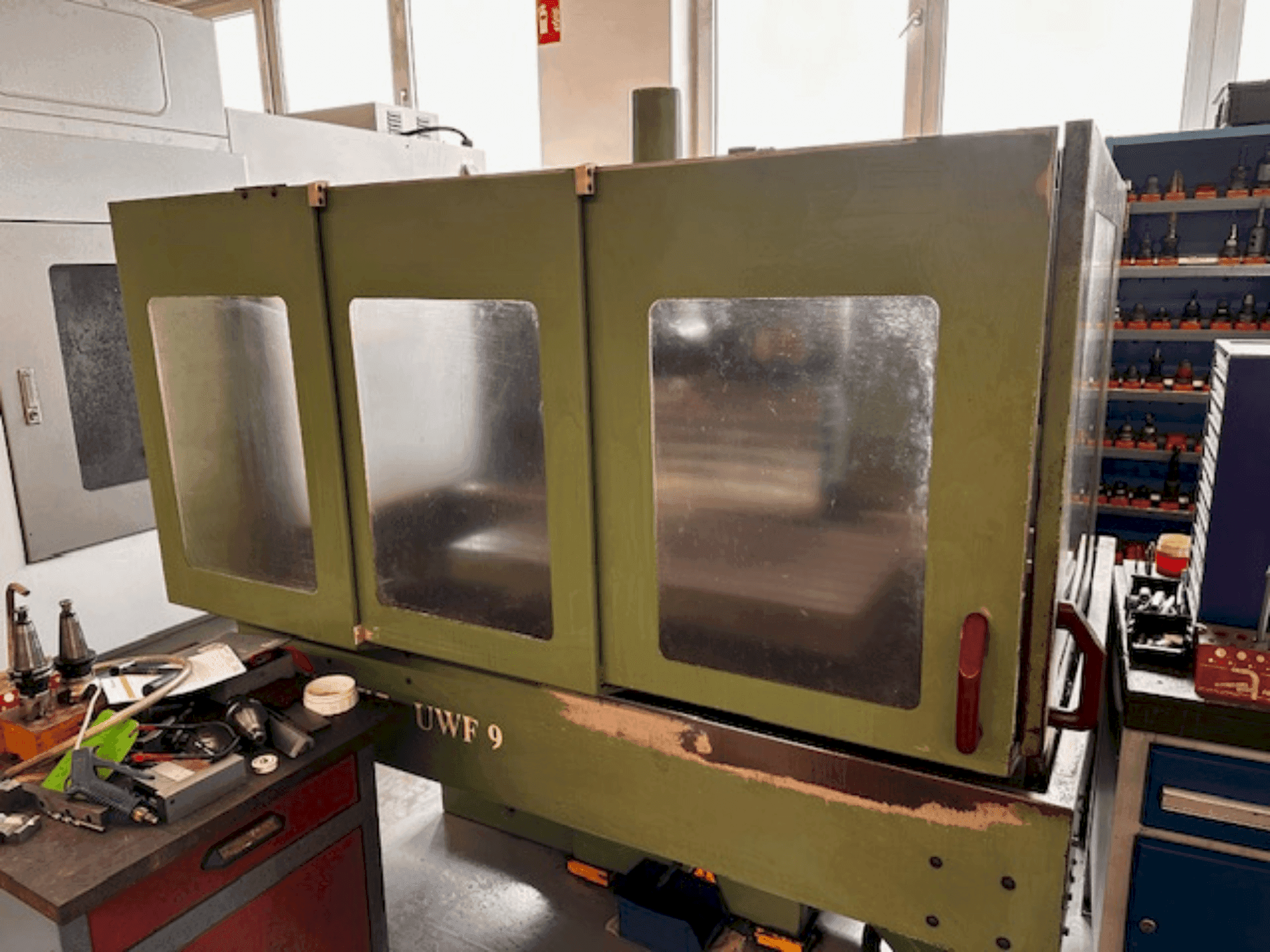 Vooraanzicht van HERMLE UWF 900 machine