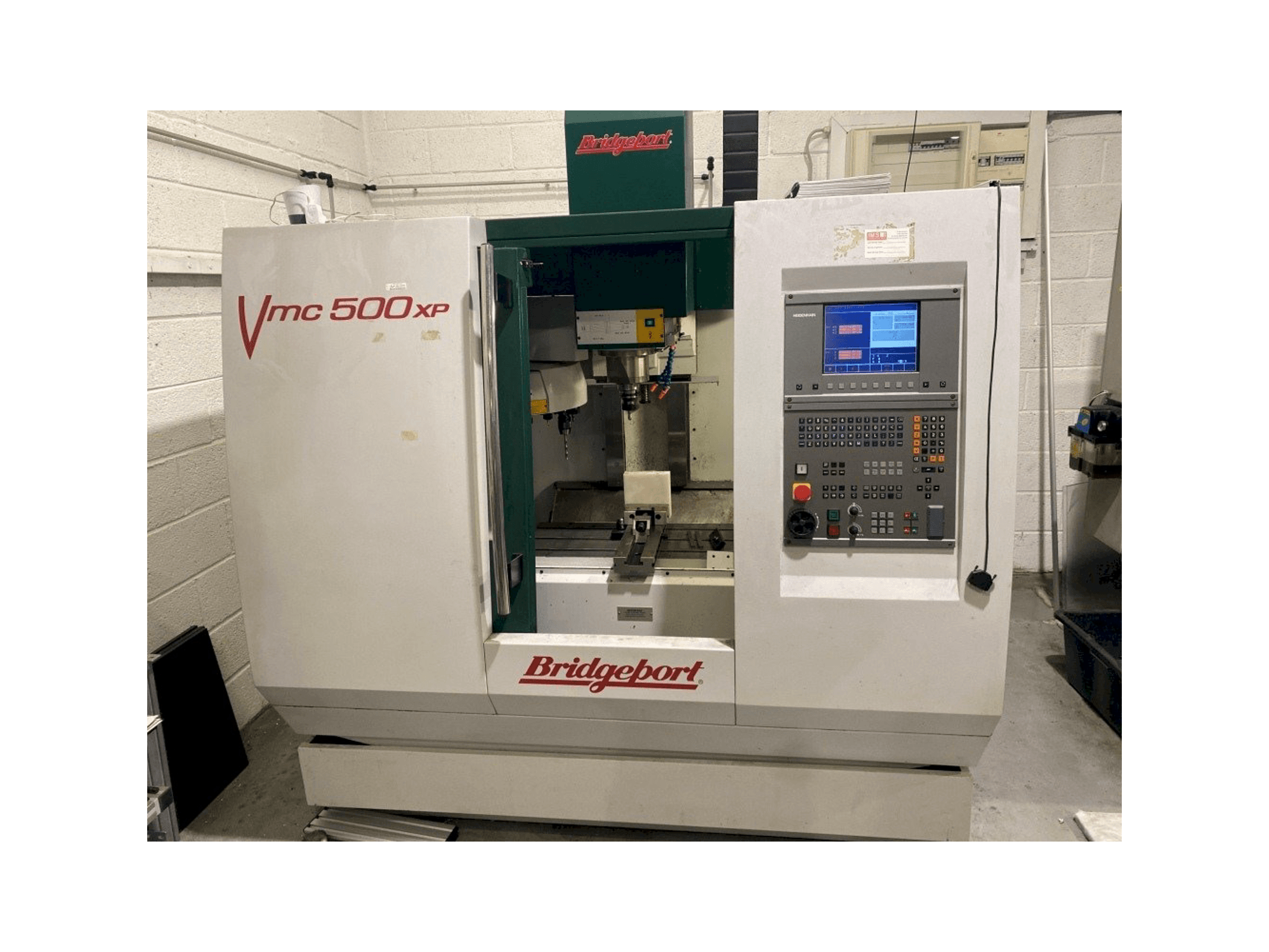 Vooraanzicht van Bridgeport VMC 500 machine