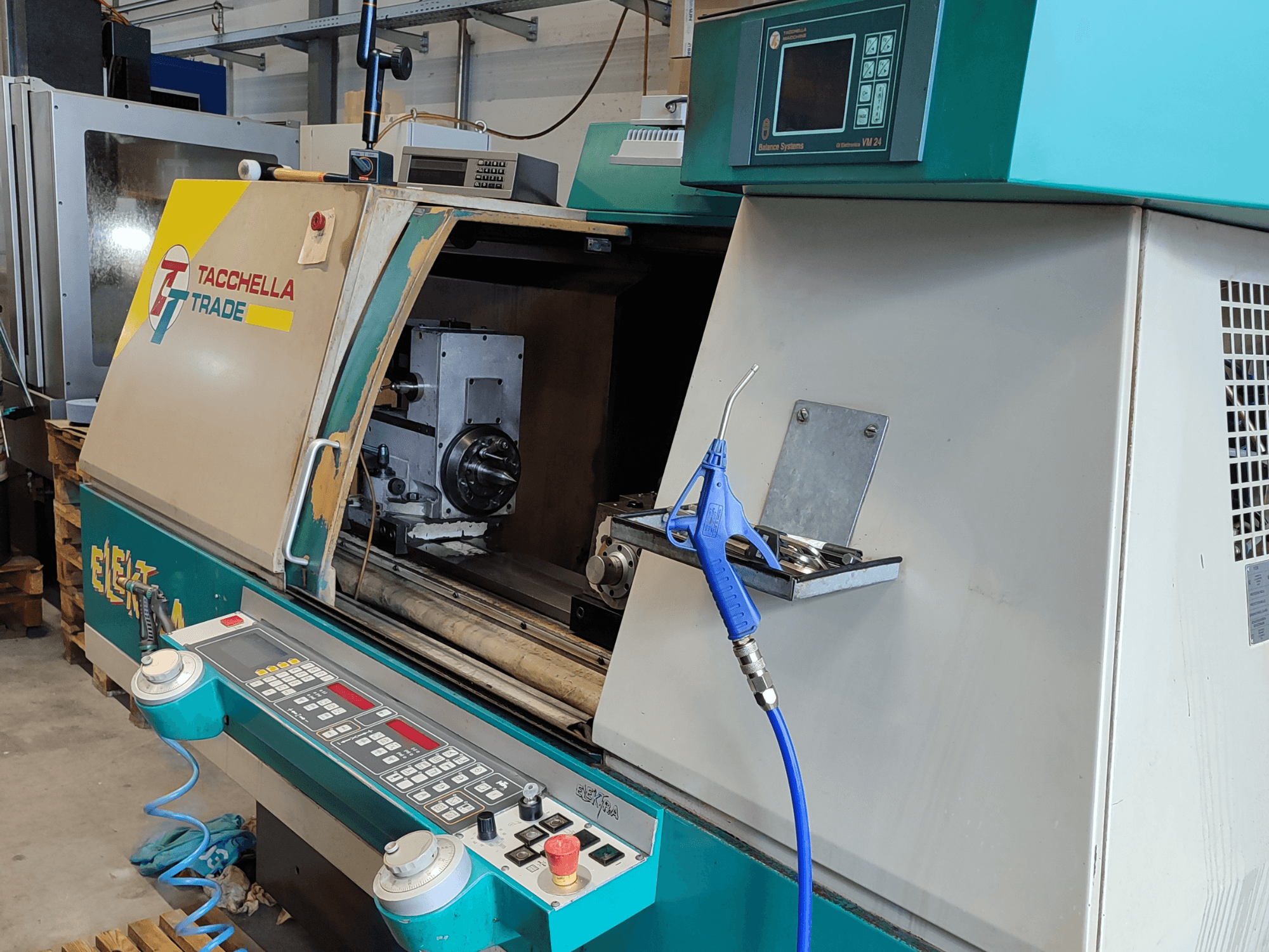 Rondslijpmachine Tacchella Elektra 513 MPC, vooraanzicht van bedieningspaneel en bedieningsgedeelte.