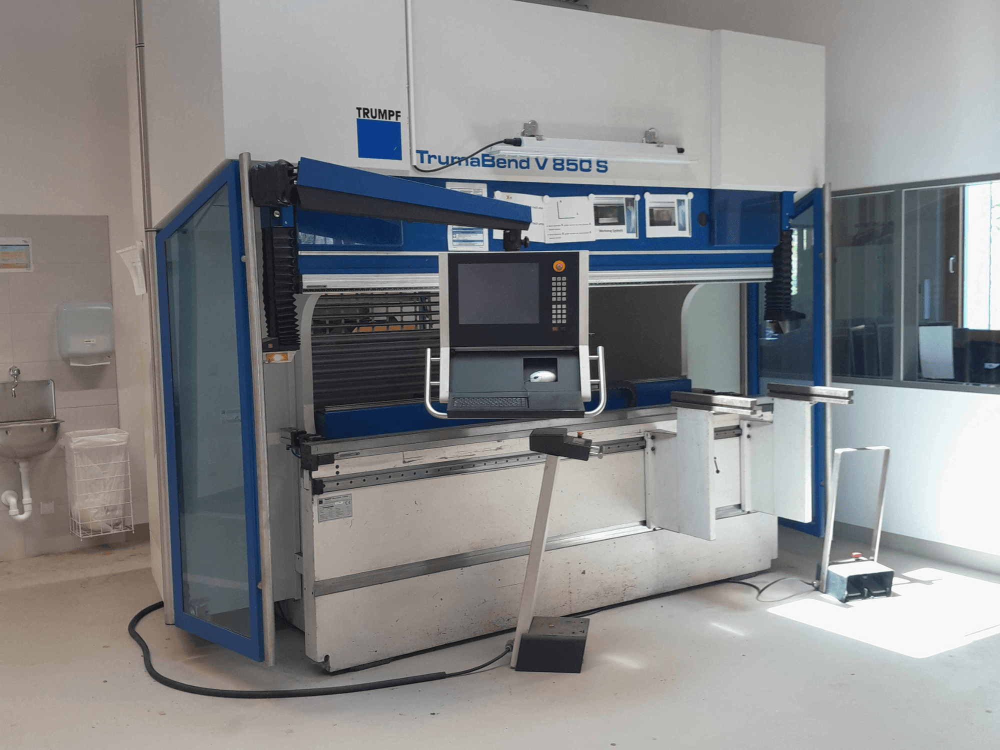 TRUMPF TrumaBend V 850 S kantpers, vooraanzicht met bedieningspaneel en veiligheidsvoorzieningen in een lichte werkruimte.