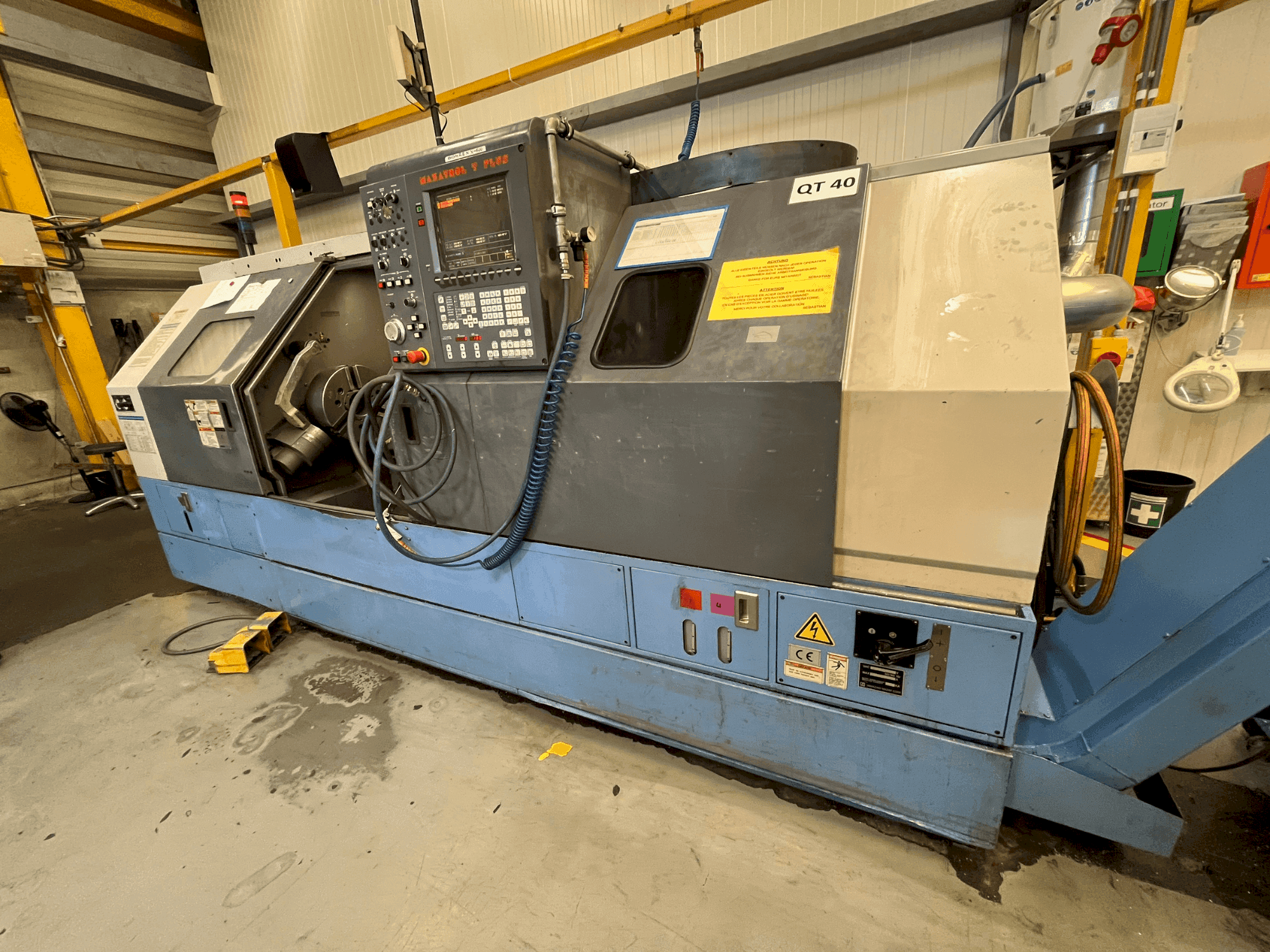 Vooraanzicht van Mazak QT-40 machine